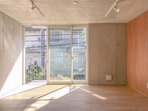 グッドルームさんのインスタグラム写真 - (グッドルームInstagram)「▼割とソフトな、硬派です。⁠⠀ ⁠⁠…すごく…独り占めしたい。⁠⠀ ⁠⠀ -------------------⁠⠀ ⁠⠀ 東京 #武蔵関 ワンルーム 37.6㎡⁠⠀ ⁠⠀ ＊新築のお部屋です＊⁠⠀ ⁠⠀ オートロックを抜けると、⁠⠀ コンクリートの壁面に包まれたお庭が。⁠⠀ 無機物と有機物のコントラストによって、⁠⠀ 植物のしなやかさが、より美しく感じられます。⁠⠀ ⁠⠀ 内装は素材の対比が素敵。⁠⠀ ⁠⠀ クールな印象とは裏腹に、⁠⠀ 大きな窓から光がたっぷり入り込む、⁠⠀ 明るくて、あたたかみを感じる空間です。⁠⠀ ⁠⠀ 居室はいたってシンプルな形で、⁠⠀ クローゼット側の壁にベッドを置けば、⁠⠀ うまくレイアウトできそうですよ。⁠⠀ ⁠⠀ ・⁠⠀ こちらの物件は実際に住めるお部屋です。詳細はストーリー、ハイライトにて！⁠⠀ ・⁠⠀ こだわりのお部屋探しは、@goodroom_jp から URLをチェック！⁣⁣⁣⁣⁣⁣⁣⁣⁣⠀⁣⠀﻿⁠⠀ ・⠀﻿⁠⠀ ※最新のお家賃につきましては、リンク先物件ページからご確認ください。⁠⠀ ⁠・⁠⠀」2月6日 18時59分 - goodroom_jp
