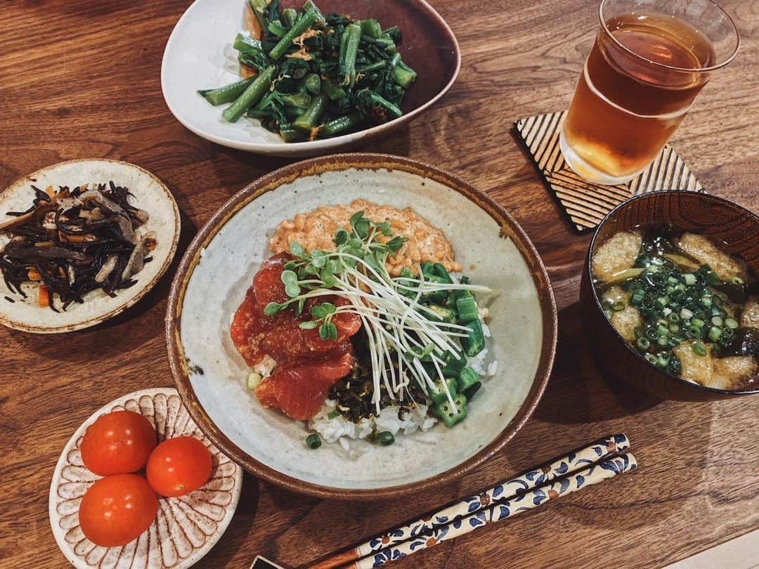 有末麻祐子さんのインスタグラム写真 - (有末麻祐子Instagram)「溜め撮りしてた麻祐子飯を🍚 丼物は、楽チンだよね！ ネギと海苔をご飯の上乗せて 漬けマグロと納豆とおくらとカイワレ！簡単よこれ！ 大好きなつるむらさきのお浸しと ひじきの煮物(お母さんに貰った) と、味噌汁にトマト！ #麻祐子飯」2月6日 19時00分 - mayukoarisue