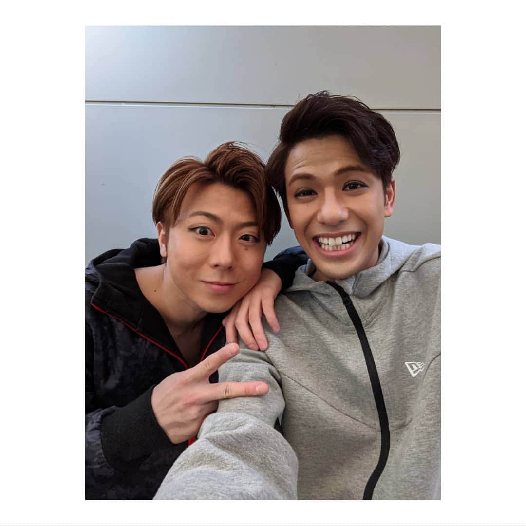 森崎ウィンのインスタグラム：「#wss2  本日、ウィントニーは 4日目。無事終了しました。 お越し頂いた皆々様、本当にありがとうございました。最後のカーテンコールでようやく、皆様に対面出来、凄く安心と共に、何故か力が湧いて来る。でも捌けたら、ぐたっと来ますね。凄く、心に来る作品。でも、一人でも多くの方に伝えたい。もっともっと、良くしたい。明日も頑張ります。是非、お待ちしてます。 #森崎ウィン  #winmorisaki  #トニー  今日は、この方と。 #タケルくん #ビッグディール #うふふ」
