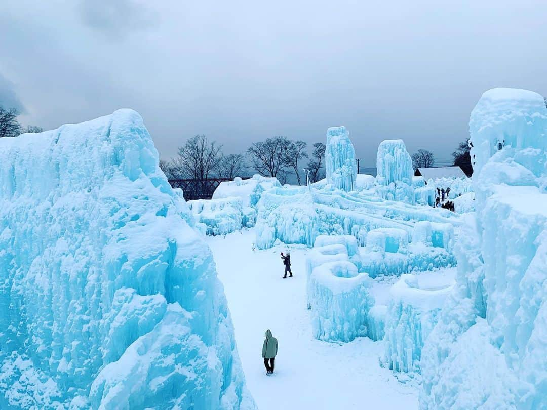 タビフク。のインスタグラム：「全国有数の透明度を誇る支笏湖の水で作られた氷の芸術🧊これはスゴイ！リアルな支笏ブルーが神秘的 #tabifuku #bstbs #北海道　#タビフク　#japan #氷濤まつり　#支笏湖　#開催中」