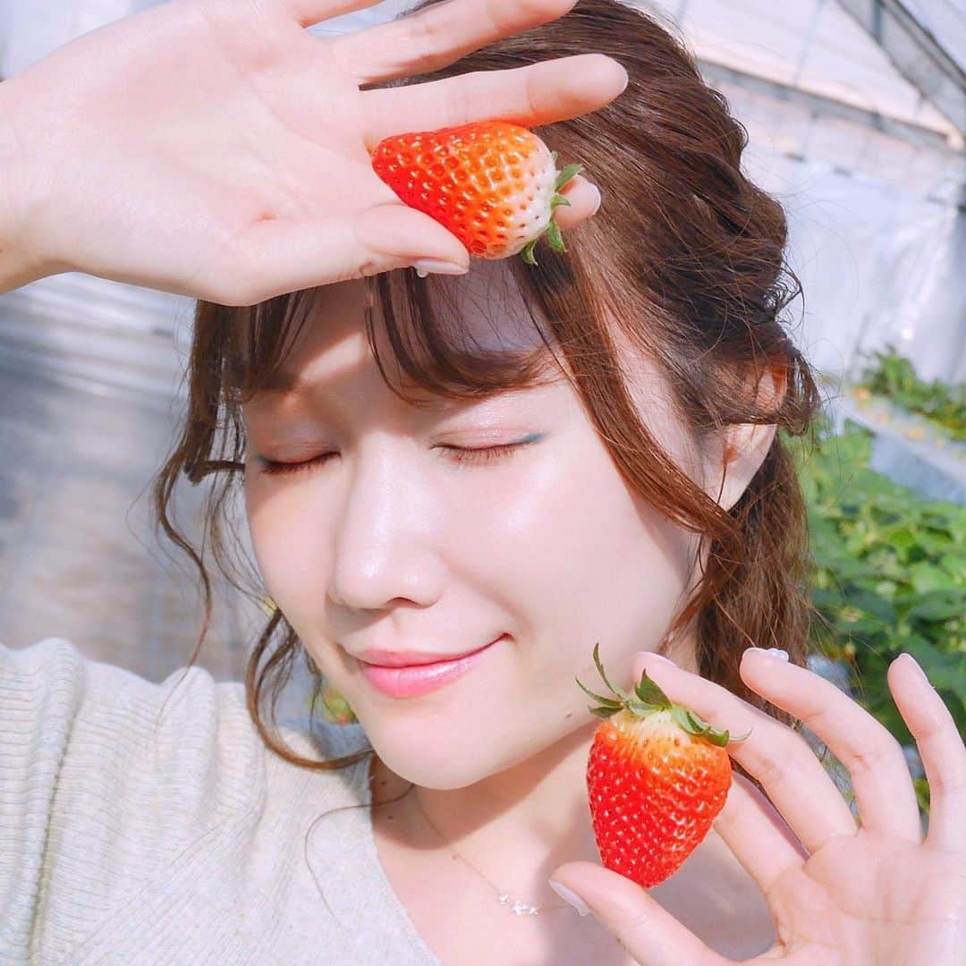 浦野一美さんのインスタグラム写真 - (浦野一美Instagram)「. いちご摘みにきました🍓 . 苺イメージのメイクで💓. . —#アイシャドウ — 🍓 @lm_laduree 2020 スプリングコレクションからバレンタインっぽい限定アイシャドウ レ・メルヴェイユーズ ラデュレ プチ アイカラー 102 ＜数量限定＞ . . 🍓 @maryquant_official  から2月1日に発売された#アイオープナー のキラキラをon❣️. . . —#アイライナー — 🍓 @bershkacollection i ♡my eyeliner.グリーン. . . —#マスカラ —#アイブロウ — 🍓@whomeeigari ラブリーマスカラ #ストロベリーレッド . 🍓アイブロウパウダー ＋レッドブラウン. . . —#チーク — 🍓 @onlyminerals  N by ONLY MINERALS #ミネラルピグメント の01 YES! イエス！ . —#ハイライト — 🍓 @rmsbeautyjapan  #ルミナイザー. . . —#リップ — 🍓 @lilybyred_jp_official  #いちごのつもり 🍓 @lunasolofficial  #シアーアクアスティックリップス 01 Fresh Orange  いちご摘みを楽しむ準備は完璧🍓 .  #beauty#cosme#コスメ#makeup#メイク#いちご#いちご狩り#いちご摘み#strawberry#美容#カラーメイク」2月6日 19時05分 - cindy.cinderella