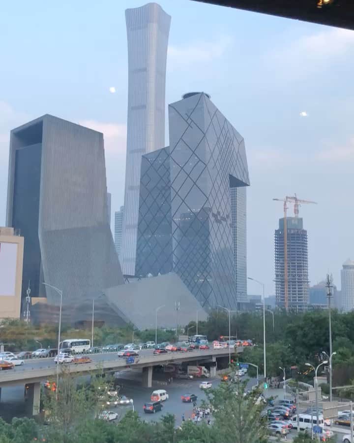 クリスティン・ウェイのインスタグラム：「I’m not in Beijing though. A video that taken before. #加油中国 I really miss this busy view of Beijing.」