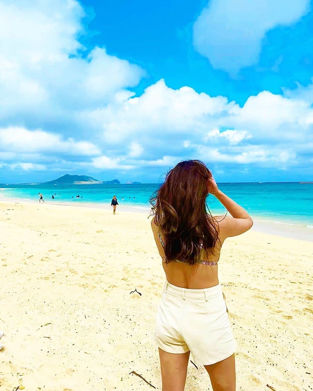 石田美奈子のインスタグラム：「𝙷𝚊𝚠𝚊𝚒𝚒. 𝙻𝚊𝚗𝚒𝚔𝚊𝚒 𝙱𝚎𝚊𝚌𝚑♡ . 2回目の#ラニカイビーチ 🌴 あぁ綺麗な海〜🥺 . 海水が冷たくて海に入るのは断念🤣💭 1月のハワイの海は冷たいって本当でした‼︎ がんばって入っている人もけっこういましたよ☺︎ . それにしても今日の東京は寒すぎますね🥶 . ✈️ → #minako_trip . #lanikaibeach #beach #ハワイの海 #リゾート旅行」
