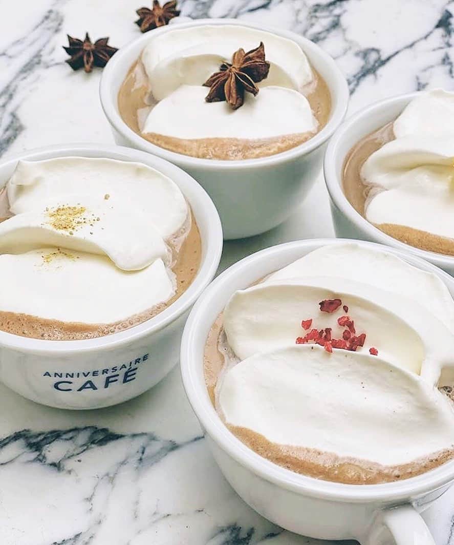 Beaustagrammerさんのインスタグラム写真 - (BeaustagrammerInstagram)「［#cafemiru_東京］ —————————————————————— パリの街角を彷彿とさせるカフェ🇫🇷「ANNIVERSAIRE CAFE」 . ☑︎ホットチョコレート🍫 （ストロベリー、ジンジャー、スターアニス、ゆず） . チョコの甘さと、それぞれのフレーバーが持つ酸っぱさやスパイシーさが絶妙です🥺💞今だけしか飲めない期間限定ドリンクです✨ ※販売状況は事前にお店へご確認ください。 ﻿ 🙋🏼‍♀️一緒に行きたい人をコメント欄にタグ付けして誘ってみてください🙋🏼‍♂️﻿ ﻿ 📍 ANNIVERSAIRE CAFE ⚪︎住所 / 東京都港区北青山3-5-30 アニヴェルセル表参道 ⚪︎営業時間 / 【月〜金】11:00〜21:00【土・日・祝】9:00〜21:00 ⚪︎定休日 / 年中無休 ⚪︎アクセス / 表参道駅より徒歩1分 . 【cafemiru_Tokyo】﻿ 📍 ANNIVERSAIRE CAFE ◎Open Hours / 【MON-FRI】11:00〜21:00【SAT&SUN】9:00〜21:00 ◎closest station / 「Omotesando」﻿ . ☕️&📷 @anniversaire_cafe ————————————————————﻿— Cafemiruでは「#インスタ探検隊」or「#cafemiru」をタグ付けしているカフェ写真から、運営スタッフが厳選してご紹介しています👀🔍﻿」2月6日 19時10分 - cafemiru.jp
