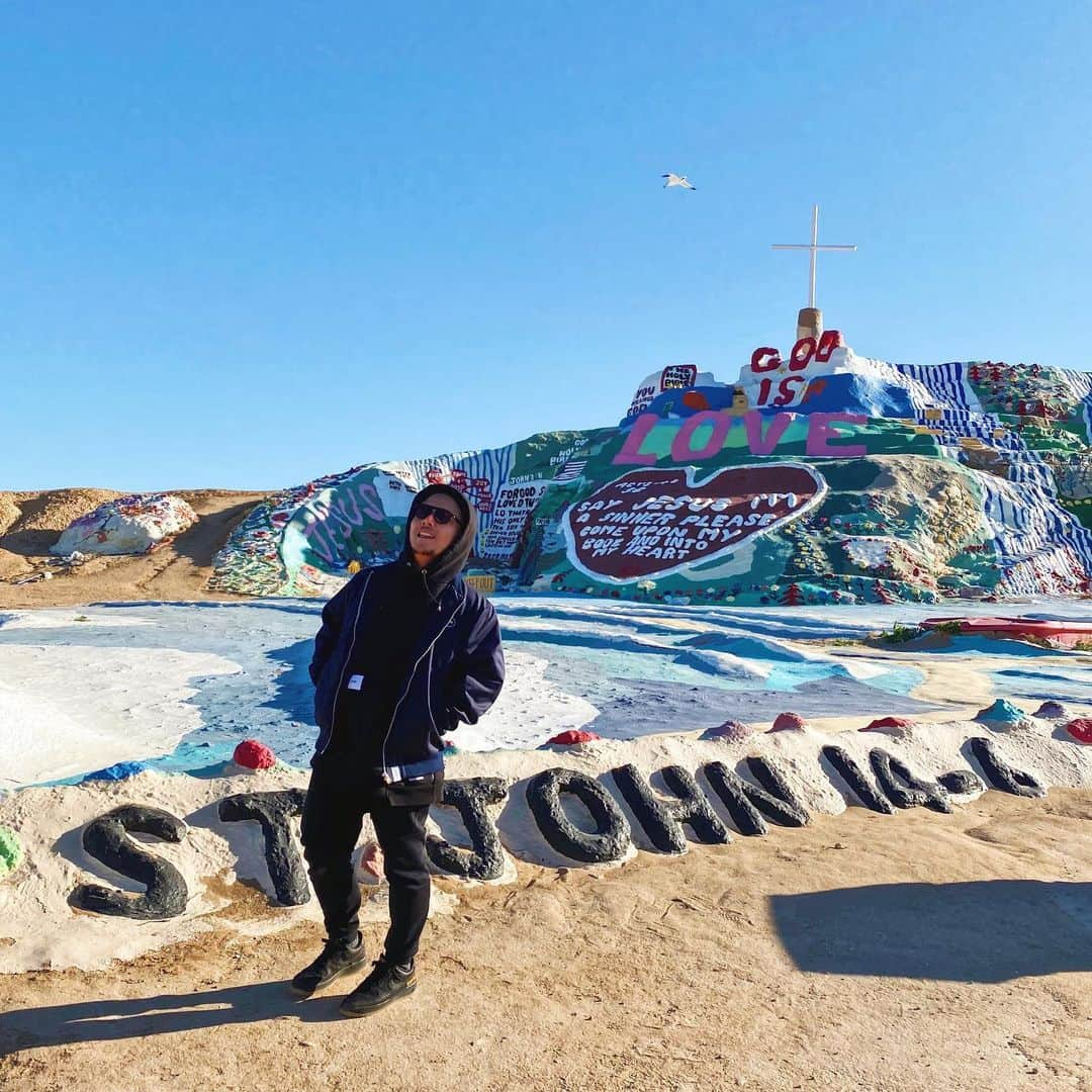 Yuta Misumiのインスタグラム：「. インスタ映えに命を賭けてきたよ🇺🇸🍔🤙🏾🌈 #salvationmountain#eastjesus#サルベーションマウンテン#イーストジーザス#もう帰ります」