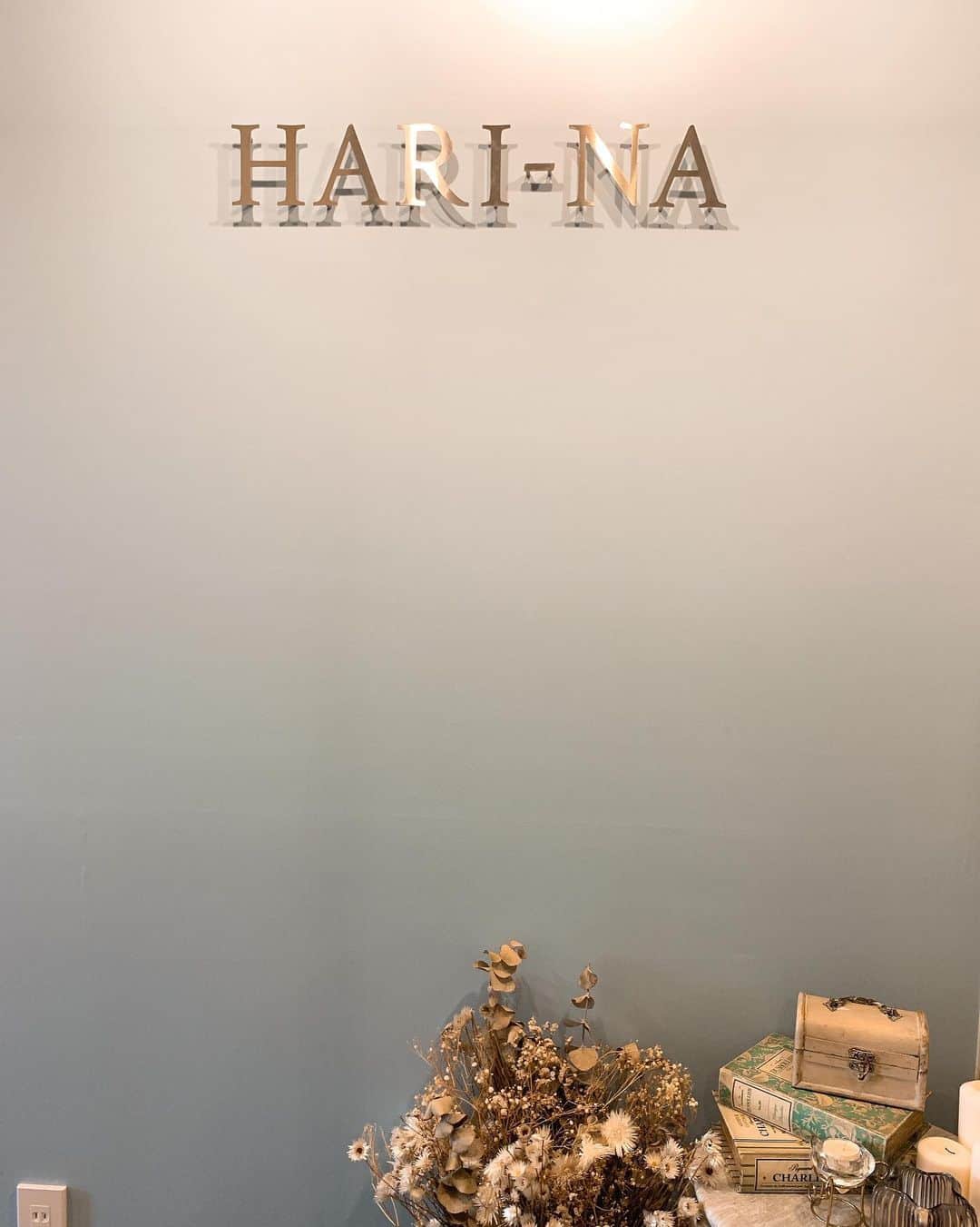 のインスタグラム：「先日　恵比寿の @harinatokyo  の　@sakokanami  先生に頭から脚まで全身針とマッサージをしていただきました！頭の凝りを取ると顔が引き上がってむくみが取れてよく眠れるし全部スッキリ❣️特に翌日❣️ 今回は首と頭が一番気持ちよかったなぁ！次は腸マッサージコースに行きたいです‼️ #恵比寿　#針治療　#美容針　#マッサージ　#むくみ#疲れ#凝り　#ケア」