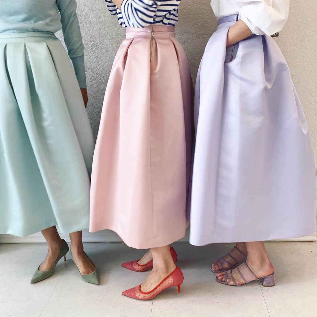 Tsuru by Mariko Oikawaさんのインスタグラム写真 - (Tsuru by Mariko OikawaInstagram)「春を呼び覚ますHappyなパステルカラーたち。色って纏うだけで気分が上がる！サテンスカートは、冬のニットにも合わせやすい素材感で、今から春まで大活躍…＊ ・ ・ skirt:Odette ¥29,000+tax ・ ・ #tsuru#tsuruとskirt#tsurubymarikooikawa #パステルカラー#スカート#spring」2月6日 19時22分 - tsurubymarikooikawa