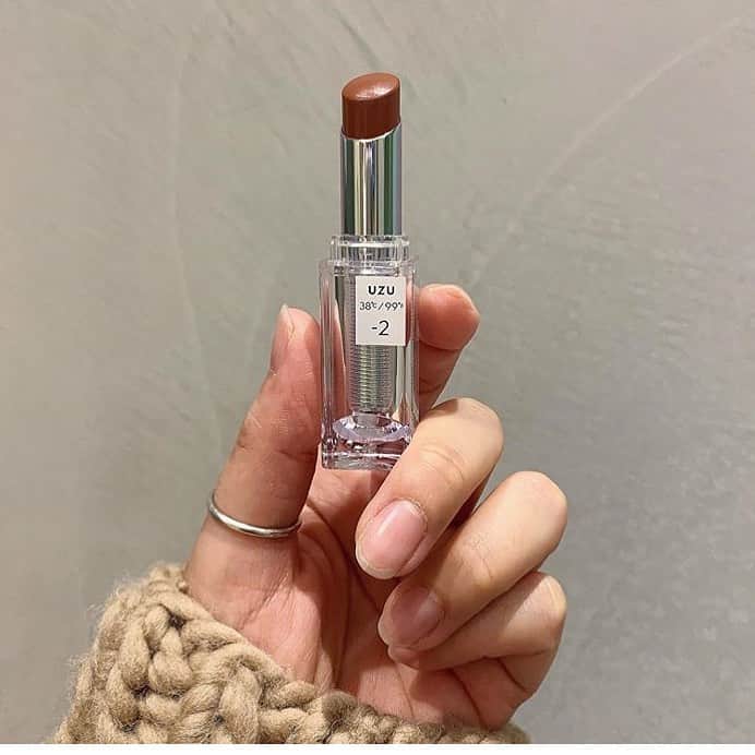 Locariのインスタグラム：「【溺愛コスメ♡人気爆発中の「UZU（ウズ）リップ」人気カラーを解説】 ぜひ記事をチェックしてみてください♡ photo by @myhoneyayumi さん  #uzu #uzulipstick #uzubyflowfushi #lipstick #lip #💄」