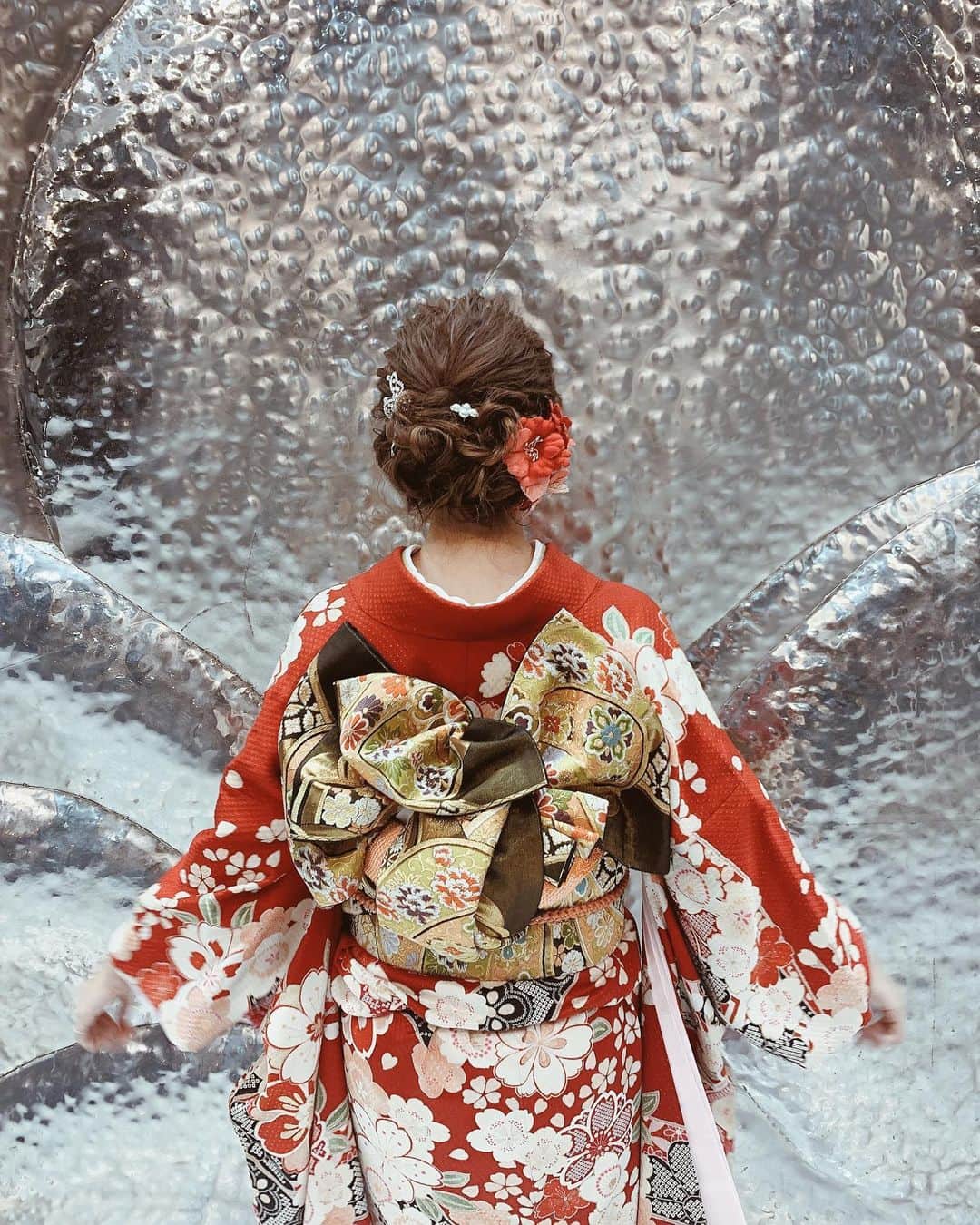 九里聖莉奈さんのインスタグラム写真 - (九里聖莉奈Instagram)「.﻿ ﻿ ﻿ K I M O N O 👘﻿ ﻿ ﻿ これは振り袖なんだけど﻿ 着物きるととてもテンションあがるよね！﻿ ﻿ ﻿ 脱いだあとの開放感が好き😛笑﻿ ﻿ ﻿ #kuriseri #serina #d2c #fashion #ootd #me  #instafashion #tbt #japan #tokyo #traveljapan #travel #japanesefashion #kimono #traditional #photooftheday #ファッション #和装 #着物 #振り袖 #結婚式﻿ ﻿」2月6日 19時20分 - serinakuri