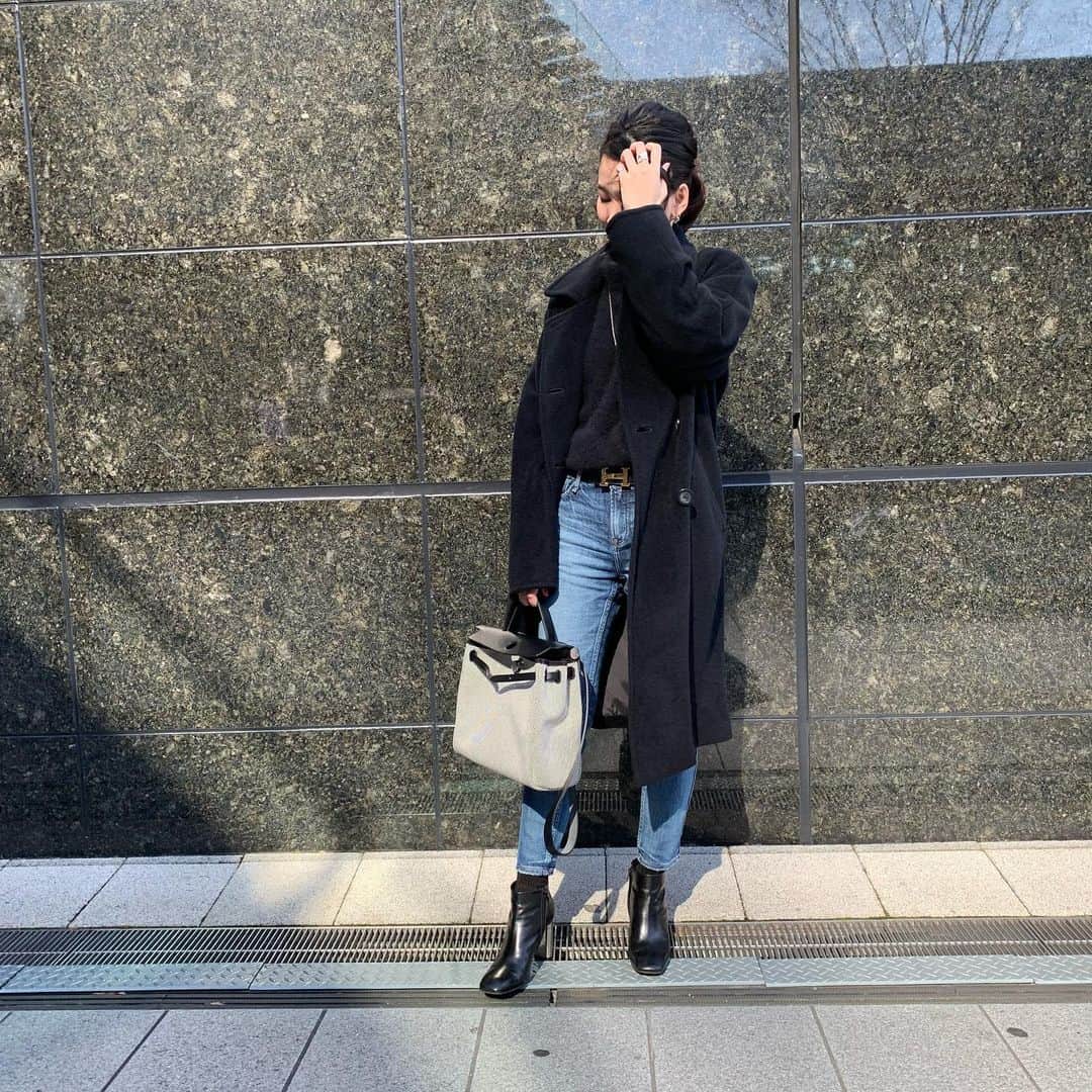 liiiiche23のインスタグラム：「・ ・ 2〜3月は有給消化期間👠 今日むっちゃ寒かった☃️ おまけに風邪キツすぎて、 髪の毛おさえるのに必死🤣 ・ ・ #fashion #coordinate #code #outfit #outfitoftheday #ootd #dailylook #dailylook_japan #dailylook_jp #instafashion #instalook #maxmara #マックスマーラ #lecielbleu #ルシェルブルー #upperhights #アッパーハイツ #denim #デニム #celine #celineshoes #celinebambam #セリーヌ #hermes #hermesbag #エルメス #エールバッグ #oldceline」