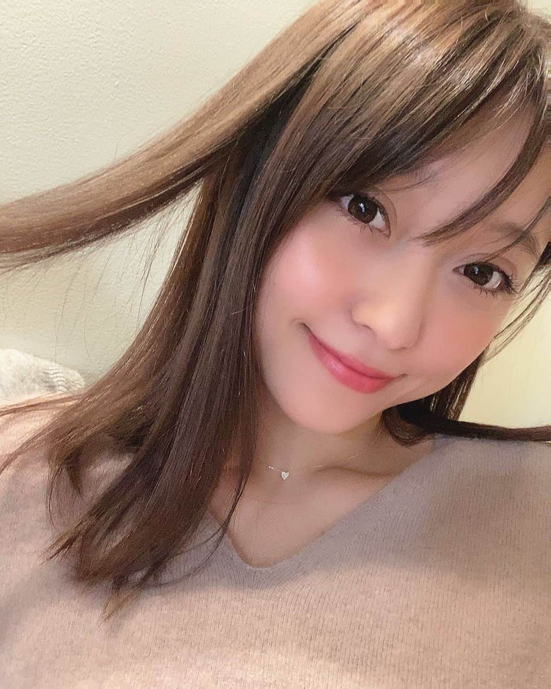 堤ゆきみのインスタグラム：「U-REALMottoで川田さん（@shingo_kawada）カラー✨今回は少し明るめで透明感のあるベージュカラー。前髪も絶妙な長さに切ってもらいました🌙いつもありがとうございます。」