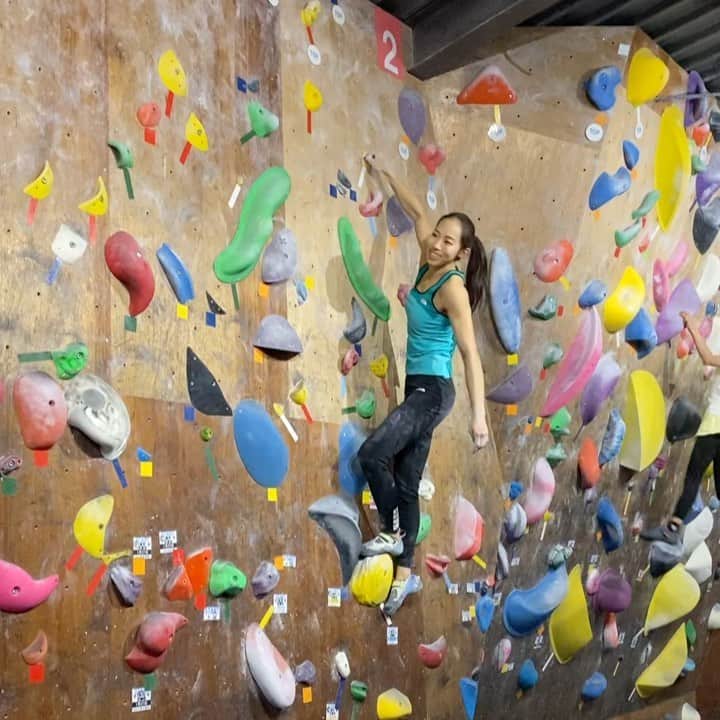 野口啓代のインスタグラム：「Last training before Bouldering Japan Cup! I trying a lot of coordination Boulders. At the end, I did my forehead’s friction challenge😂👶🏻💥* * 最終調整 @be_born_climbing_gym  いろんなコーディネーション練習しといた🐒🐇🦩🦥🦧 * * 最後はオデコで止まる練習👶🏻💥笑 デコは効いてたのに足が滑るっていうオチ🦶💦 * * 楽しく練習出来てよかったぁ！ 信太くん&理裟ありがと💜🖤 ——————————— @au_official #大和証券 @thenorthfacejp @orientalbaio #三井不動産 @cowsoapcp #zeta  @c3fit @lasportivajp @petzl_official  @newhale_japan」