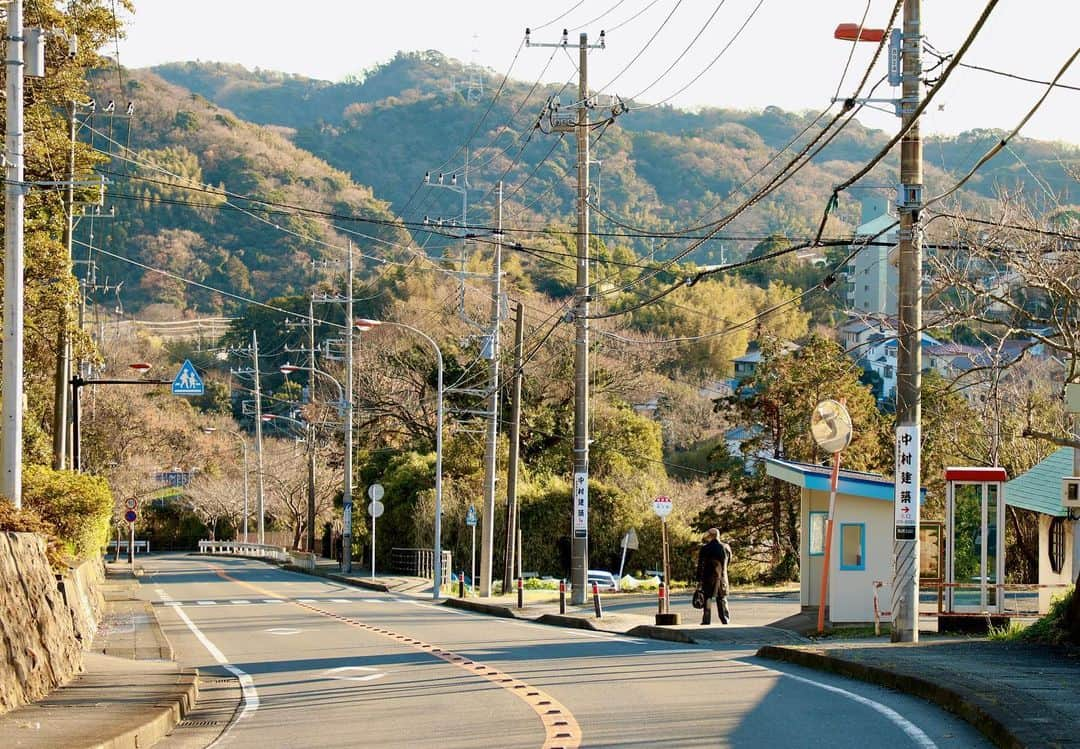 葉山町さんのインスタグラム写真 - (葉山町Instagram)「- よし、のんびり待とう！  #葉山歩き  #葉山 #hayama #japan #japantrip  #滝の坂 #バス停 #busstop  #京急バス #バス #bus #通勤 #通勤バス #仕事に向かう日の #朝の1分っていつも忙しない #たまには思い切って #途中下車 して #のんびり過ごしてみたいね #今日もおつかれさまでした」2月6日 19時36分 - hayama_official