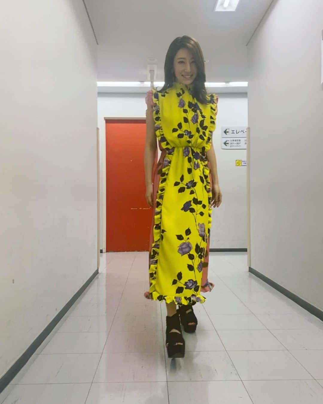 のインスタグラム：「今日の収録おわりー📺 今日の衣装は 昨日の2着とガラッと変わって ポップな色！ ありがとうございました😊」