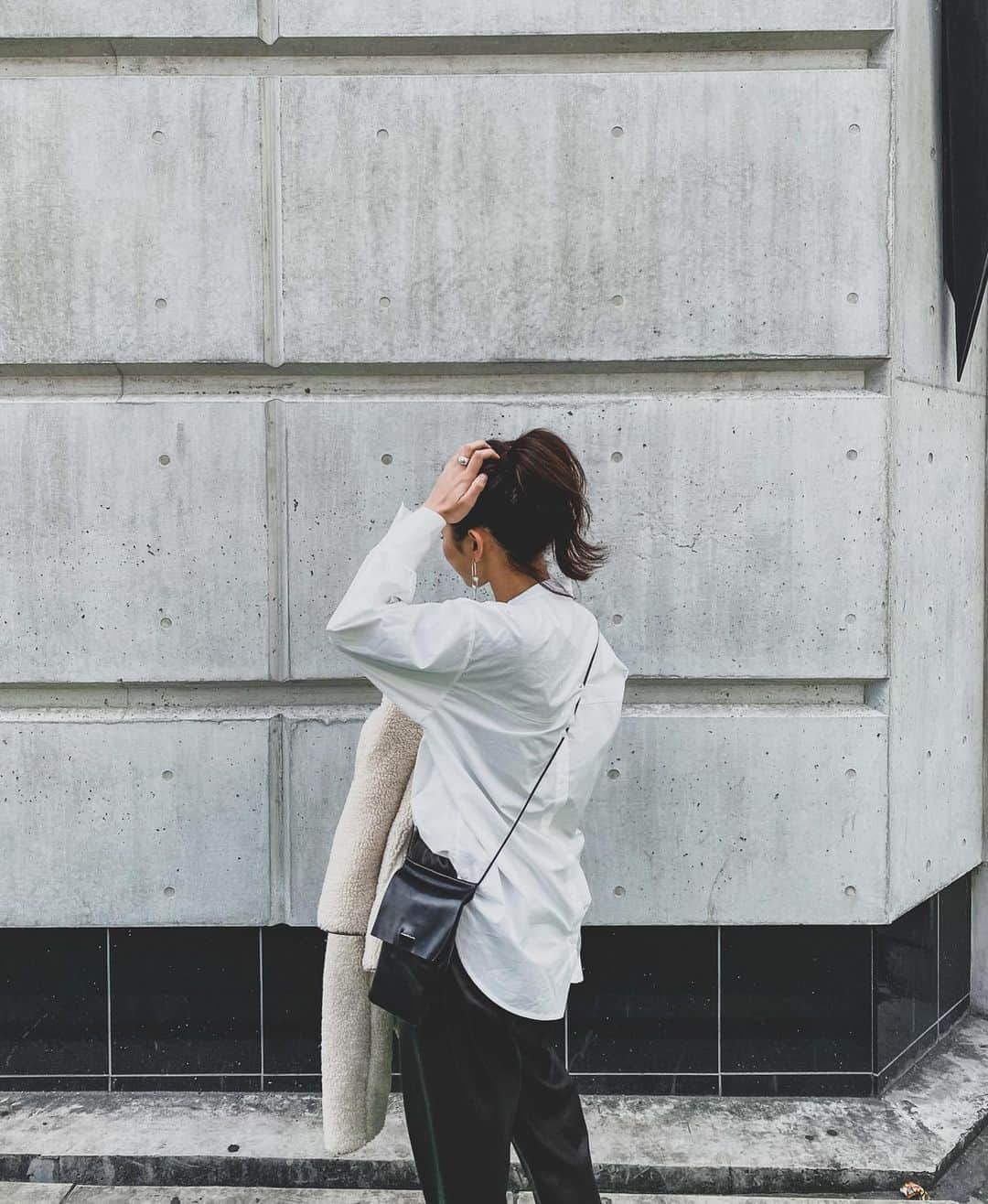 鬼辻麻衣さんのインスタグラム写真 - (鬼辻麻衣Instagram)「やっぱり白シャツは安定で好き。 ・ このシャツはバックスタイルもかわいい🧡 @urs_official で見つけました！ #urs_official #urs_styling #ユアーズ #釦バックスリットチュニックシャツ　#キツジコーデ」2月6日 19時40分 - kitsumai
