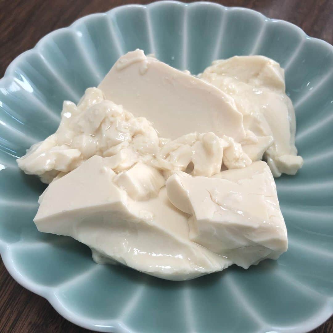 久保ミツロウのインスタグラム：「豆乳ケフィア🥣 豆乳でも固まって雑菌が入りにくいヨーグルトの作り方を探して、今はケフィア(乳酸菌＋酵母で発酵)を毎日食べてます。温度管理は安全なところであったかくしながら1日置いておくと固まる。固まったら冷蔵庫で保存(一週間ぐらいで食べ切る)。 酸っぱいけど冷奴風でも私は美味しく頂けます。(ふくゆたかの無調整豆乳だとマジ美味い。近所じゃサミットにしか置いてない…。)水切りしてカッテージチーズ風にしてからでも美味しい。それにマスタードと塩、オリーブオイル、胡椒、すり下ろしニンニクと混ぜてペーストにしても超美味しい。水切りして出た乳清はサワードリンク的に一気飲み。(水切りはコーヒーのドリッパーにペーパーフィルターセットして冷蔵庫に一晩置く方式)」