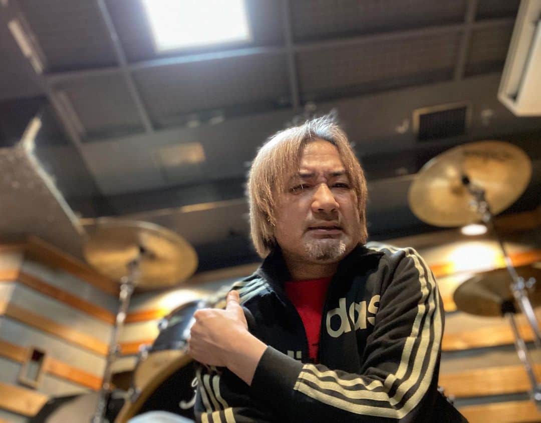 たちばな哲也のインスタグラム：「やばい、五十肩になったかもしれぬ。﻿ ﻿ 40歳過ぎた頃に一回なったけど半年くらい地味に痛かったのを思い出した。﻿ その時はなぜか突然治ったのだが・・。﻿ ドラム叩くのも特に支障はなかったから良かったけど今回のはドラム叩くと少し痛いなぁ。﻿ ﻿ ﻿ 年の暮れ、年明けは特に激しい動きもしてないまま今年1月2日に朝起きたら左肩が激痛だったのだ。﻿ ﻿ そのままいつものストレッチしたりしてしばらく過ごしてきたがドラムも特に問題なかった。﻿ ﻿ がしかし今日起きたら逆の右肩が超痛い！(左痛み無し)﻿ ﻿ 長年ドラムやってるからわかるのだがこれは筋だとか筋肉の痛みじゃない、あの十年前の痛みだ！﻿ ﻿ やばいかも・・。﻿ こまつた。﻿ ﻿ でもまあ受け入れるしかないなぁ。﻿ ﻿ ショボボん。」