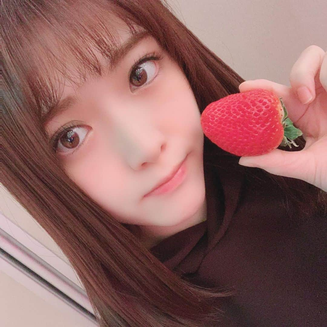 松村沙友理さんのインスタグラム写真 - (松村沙友理Instagram)「撮影現場にフルーツが いっぱい♡  #フルーツ #いちご #柿 #ぽんかん #マネージャーさんが柿の皮を剥いてくれました♡」2月6日 19時46分 - matsumura_sayuri_official