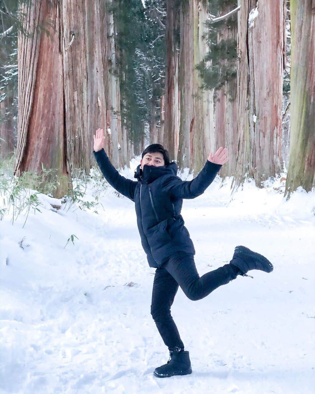 森圭介さんのインスタグラム写真 - (森圭介Instagram)「* 久々に雪を見たからって全然はしゃいでないよ。  #長野 #長野県 #戸隠 #戸隠神社  #雪 #はしゃぐ #おじさん #森圭介」2月6日 19時50分 - mori_kei_suke