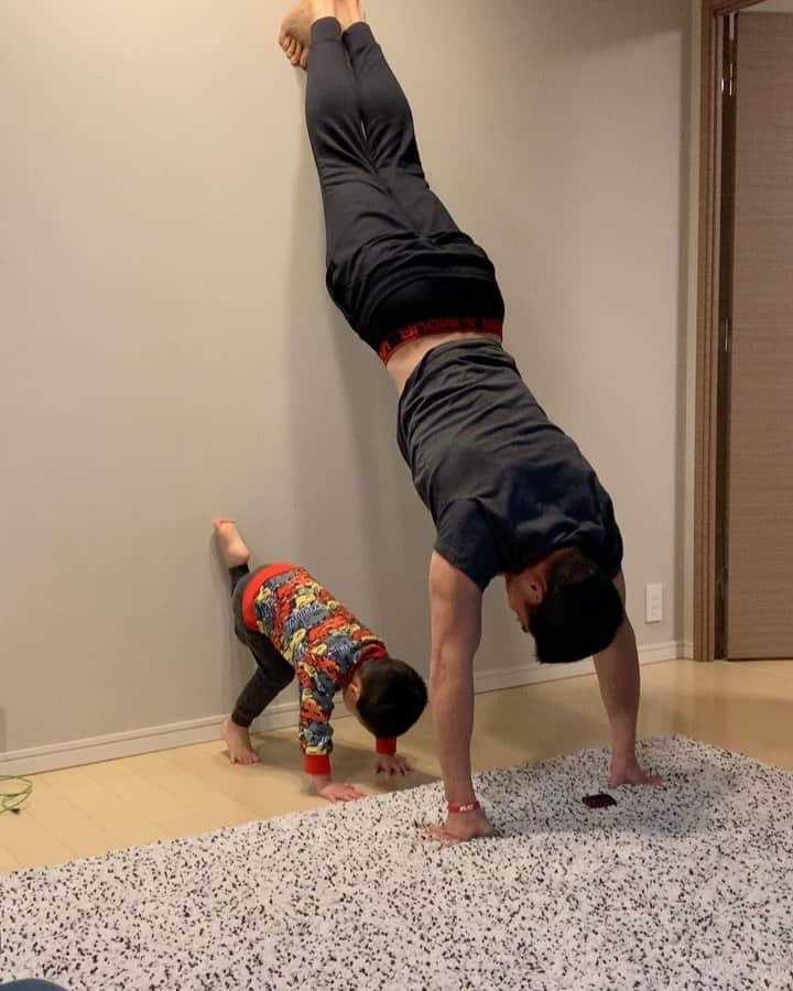エリナ シルカのインスタグラム：「Training 🤸🏻 山田ディーと謎のトレーニング😂」