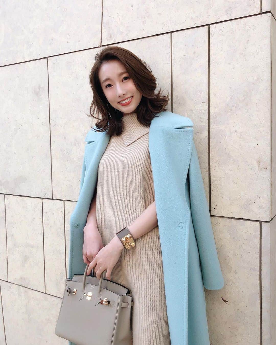 のインスタグラム：「気づけば2月♡ 最近よく美容クリニックはどこに行ってますか？と質問頂くので、美容のお話を...☺︎ 今は 湘南美容クリニック 秋葉原院 担当はいつも的確なアドバイスを下さる えりか先生 @dr_erika_sama  にお願いしています。 前にシミ消しをお願いした時も、綺麗に取れるように肌の細部まで状態をよく見てくださって感謝しかありません...!!✨ 継続してるメニューは、 ✔︎白玉点滴 ✔︎ピーリング、イオン導入(ベビースキン) 最近白くなったね、ツヤが出てる❣️と、褒めてもらうことが多くなり効果を実感しています😭💓 最近のお肌の動画が2枚目。お化粧ノリが抜群に良くなり、明らかに前と違う...🥺💕 * そして、この間初めて受けたのが 気になっていた ✔︎ピコレーザー 皮脂の分泌を減らし、毛穴を目立たなくさせてくれる最高の機械。くすみやすい私に先生がオススメしてくれたメニュー。継続することで小さなシミも薄くなるとのことで、続けてみようと思っています❤️ 花粉が始まる季節ですがお肌の調子が良くて嬉しい💭 * outer ... #ined @superior_closet_official  onepiece&shoes ... #hermes @hermes  #instagood #coordinate #ootd #outfit #fashion #instafashion #meg_ootd #sbc #beauty #코디네이트 #패션 #카메라 #コーディネート #コーデ #ファッション #今日のコーデ #今日の服 #157cmコーデ #湘南美容クリニック #白玉点滴 #イオン導入 #ベビースキン #ピーリング #ピコレーザー」