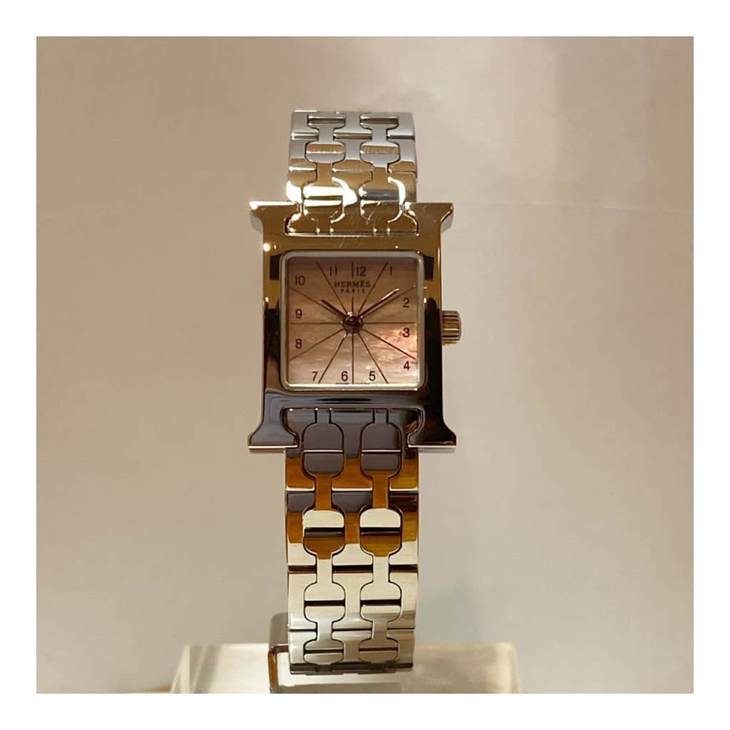 HIROBさんのインスタグラム写真 - (HIROBInstagram)「-HIROB池袋- Vintage Hermes mini H-watch  小ぶりで可愛らしいミニサイズ。  是非店頭にてお試し下さい。  皆さまのご来店を心よりお待ちしております！ ﻿ お問い合わせ﻿ tel:03-5954-8101﻿ ﻿ #hirob﻿ #hirobikebukuro﻿ #baycrews﻿ ﻿#watch #Hermes #Hwatch #fashion #vintage  #ヒロブ﻿ #ヒロブ池袋﻿ #ベイクルーズ #時計 #アンティークウォッチ #ヴィンテージ #エルメス #hウォッチ  #アクセサリー #ファッション好きな人と繋がりたい  #腕時計  #观看﻿ #酿酒」2月6日 20時03分 - hirob.jp
