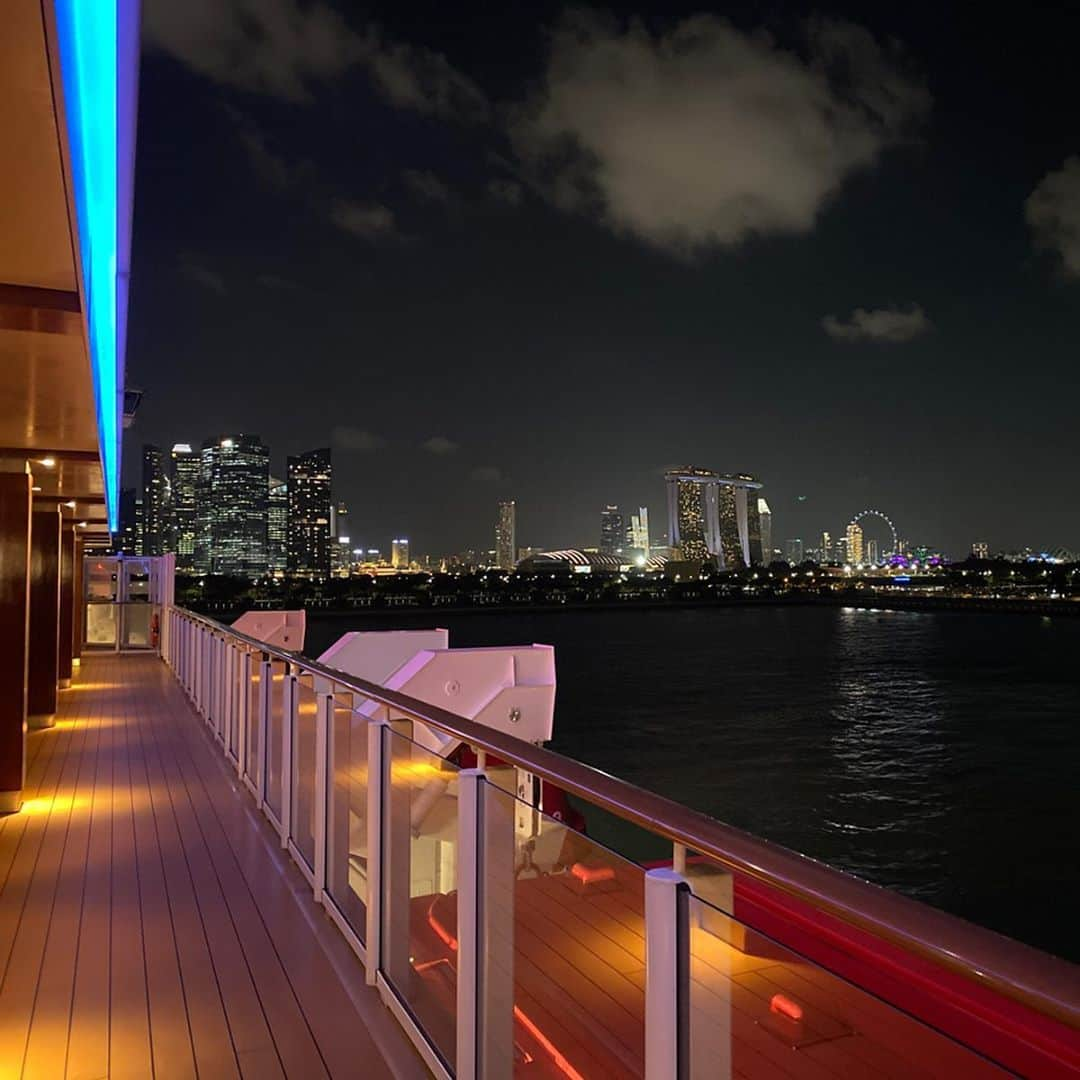 緒方咲さんのインスタグラム写真 - (緒方咲Instagram)「ゲンティンドリームの夜景🚢💕 ライトアップが綺麗すぎでした🥺✨ .  ずーっと眺めていたいくらい素敵で 心地好くて最高でした❤️❤️ . #ゲンティンドリーム #gentingdream #ドリームクルーズ #Dreamcruises #シンガポール #旅行 #ゴルフ女子 #海外旅行 #ゴルフ旅行 #クルーズ旅行 #夜景 #綺麗」2月6日 20時03分 - chaaansaki