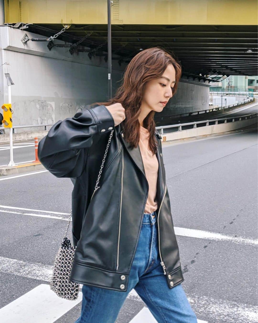 Shiho Sasakiのインスタグラム：「春服着たいのにまだまだ寒さが残りますね❄️ 今年のライダースJKは袖口がカフス仕様になってるので シャツみたいに羽織れて可愛いよ💕 インナーに着てるシアーTopsももうすぐ発売✨ #MOUSSY#MOUSSYSNAP#pixelで撮影#team_pixel#baroque_pixel」