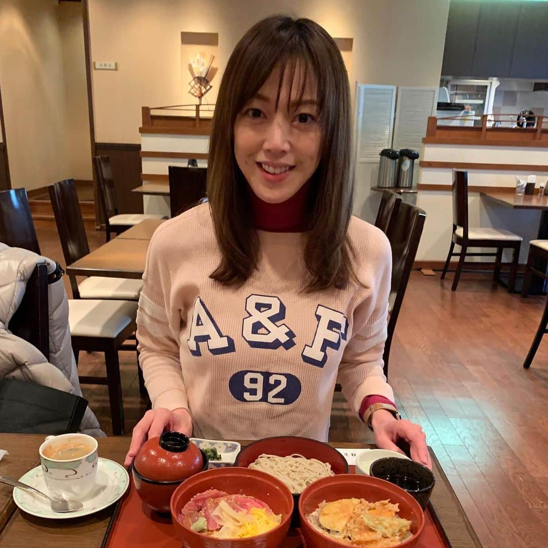 大和悠河さんのインスタグラム写真 - (大和悠河Instagram)「💕わーい😁❤️今年初めて食べるお餅😆です。今日は個人的に🎂かなりおめでたい日。 お汁粉　いただきまーす。 そして、、、2色定食。 マグロ丼と天丼と　追加でお蕎麦😄！！ いただきまーす。 . . . 追加のお蕎麦は220円😁。 大晦日のご馳走食べて年越しみたいな新鮮な気分。 大晦日から鏡開きまで、全部やってきたみたい😁㊗️ . . 全部美味しい🤨👍💕 . . #大和悠河　　#yugayamato #おめでとうございます #おめでたい日  #おめでとう🎊  #おめでとうございます㊗️ #おめでとうございます🎉 #おしるこ  #初めて #今日のランチ  #今日のご飯  #にしょくどん  #二色丼  #マグロ丼  #天丼　#お蕎麦　#lunch  #lunchbreak  #lunchtoday  #大晦日のご馳走  みたい　#年越し みたい #鏡開き  #鏡開きぜんざい」2月6日 20時11分 - yugayamato