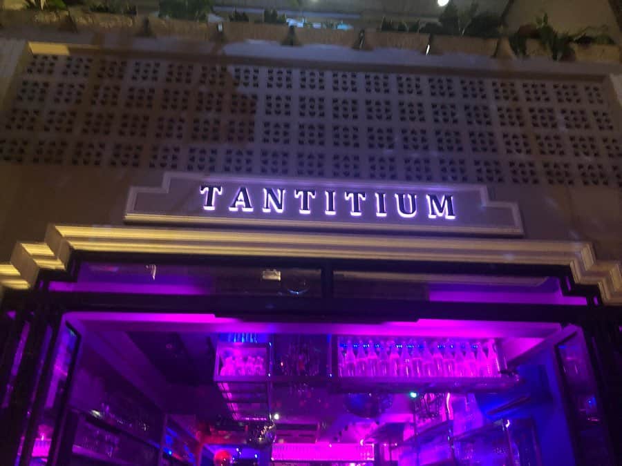 吉川千愛のインスタグラム：「プーケットのオールドタウンにある﻿ #TANTITIUM ✨🕺🏼﻿ ﻿ バーで﻿ いろんなドリンクあった🤭﻿ ﻿ 室内と屋外があって﻿ 外はバンドの音楽なってて﻿ ミラーボールがいっぱい✨﻿ ﻿ ここはこの前投稿した﻿ XINLOR  HOUSEのお隣です♪﻿ ﻿ #こんなタイ知らなかった﻿ #thailovers ﻿ #タイ女子旅 ﻿ #プーケット﻿ #thailand ﻿ #thai﻿ #タイ﻿ #LinQ #吉川千愛﻿ #こんにちあ﻿ #あいんちゅ」