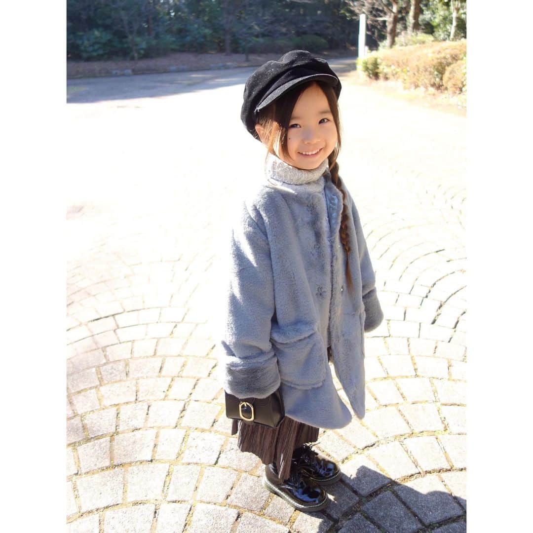 Saraさんのインスタグラム写真 - (SaraInstagram)「. coordinate♡ . グレーのファーコートで 女の子っぽく🐰🖤 . 髪型はエルサヘア❄️ 相変わらずアナ雪ブームが続いており、 ずーっと歌っています(笑)🎶 . コーデの詳細はプロフィールのURLに🔍 .  #ootd #kids #kids_japan #kids_japan_ootd #kjp_ootd #kidsfahion #kidscode #kidsootd #kidswear #jeanasiskids #キッズコーデ #キッズファッション #インスタキッズ #ファーコート #グレー #エルサヘア」2月6日 20時19分 - sarasara718