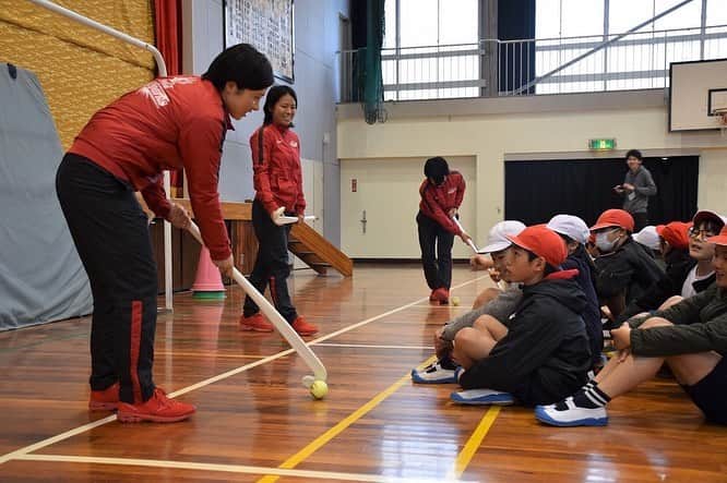 大田昭子さんのインスタグラム写真 - (大田昭子Instagram)「. 気付けば2020年なって1ヶ月も過ぎてる🙄 1月はたくさんの子どもたちに出会いました🧒👦👧 . 年末年始怠けてた身体にムチ打って頑張らなければ…。 今年は色々と考える年になりそう🤔 どんな年になるか楽しみだ💫  #CCRS#Redsparks#hockey#ホッケー#アスリート#レッドスパークス#TOKYO2020#mjphockey #Doスポーツ#ホッケー教室 #ホッケーバレー #夢中になりすぎて#体当たりする」2月6日 20時28分 - akko915