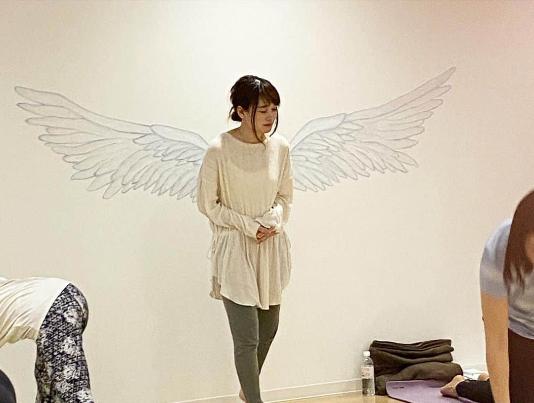 芥川舞子さんのインスタグラム写真 - (芥川舞子Instagram)「in 群馬 @yogastudio_posture さんでのワークショップを無事に終えることができました！ ・ たくさんの方々にご参加頂きましたことを改めてお礼申し上げます。 ・ ・ ヨガを自分に合わせること。そのためには毎日自宅でヨガの練習をすることを主軸に、前半は女性に特化した内容で、後半はヨガを人に伝えるという内容で、お話ししてきました。 ・ ・ 助っ人の小島美香先生 @mika._.kjm にもたくさんお力をお貸し頂きました👼 ・ ポスチャー社長の篤さんはじめスタッフの方々には温かく迎え入れて頂いたおかげで、楽しく真剣にクラスを行うことができました。 ・ 本当にありがとうございます🙇‍♀️ ・ これからも、ヨガを通してお付き合いの程よろしくお願いいたします🙏 ・ ・ このワークショップが、参加された皆さんの生活にヨガが根づくきっかけになりますように。 ・ ・ #yogastudioposture  #ヨガスタジオポスチャー #yogaの自宅練習  #ワークショップフォトも早々に #スタジオの天使の羽を活用しての写真撮影に熱が入る #こんなにうちの壁を活用する人たち初めてですよと社長に言われる #今年もかなり良い作品が撮れたと思っている」2月6日 20時40分 - maiko.akutagawa