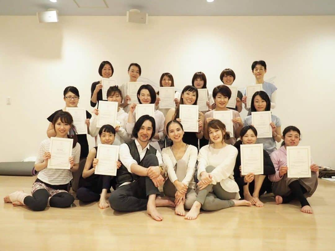 芥川舞子さんのインスタグラム写真 - (芥川舞子Instagram)「in 群馬 @yogastudio_posture さんでのワークショップを無事に終えることができました！ ・ たくさんの方々にご参加頂きましたことを改めてお礼申し上げます。 ・ ・ ヨガを自分に合わせること。そのためには毎日自宅でヨガの練習をすることを主軸に、前半は女性に特化した内容で、後半はヨガを人に伝えるという内容で、お話ししてきました。 ・ ・ 助っ人の小島美香先生 @mika._.kjm にもたくさんお力をお貸し頂きました👼 ・ ポスチャー社長の篤さんはじめスタッフの方々には温かく迎え入れて頂いたおかげで、楽しく真剣にクラスを行うことができました。 ・ 本当にありがとうございます🙇‍♀️ ・ これからも、ヨガを通してお付き合いの程よろしくお願いいたします🙏 ・ ・ このワークショップが、参加された皆さんの生活にヨガが根づくきっかけになりますように。 ・ ・ #yogastudioposture  #ヨガスタジオポスチャー #yogaの自宅練習  #ワークショップフォトも早々に #スタジオの天使の羽を活用しての写真撮影に熱が入る #こんなにうちの壁を活用する人たち初めてですよと社長に言われる #今年もかなり良い作品が撮れたと思っている」2月6日 20時40分 - maiko.akutagawa