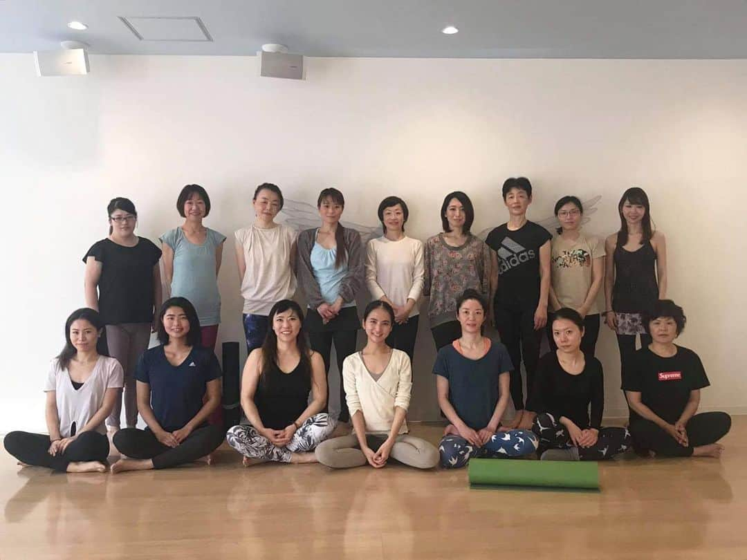 芥川舞子さんのインスタグラム写真 - (芥川舞子Instagram)「in 群馬 @yogastudio_posture さんでのワークショップを無事に終えることができました！ ・ たくさんの方々にご参加頂きましたことを改めてお礼申し上げます。 ・ ・ ヨガを自分に合わせること。そのためには毎日自宅でヨガの練習をすることを主軸に、前半は女性に特化した内容で、後半はヨガを人に伝えるという内容で、お話ししてきました。 ・ ・ 助っ人の小島美香先生 @mika._.kjm にもたくさんお力をお貸し頂きました👼 ・ ポスチャー社長の篤さんはじめスタッフの方々には温かく迎え入れて頂いたおかげで、楽しく真剣にクラスを行うことができました。 ・ 本当にありがとうございます🙇‍♀️ ・ これからも、ヨガを通してお付き合いの程よろしくお願いいたします🙏 ・ ・ このワークショップが、参加された皆さんの生活にヨガが根づくきっかけになりますように。 ・ ・ #yogastudioposture  #ヨガスタジオポスチャー #yogaの自宅練習  #ワークショップフォトも早々に #スタジオの天使の羽を活用しての写真撮影に熱が入る #こんなにうちの壁を活用する人たち初めてですよと社長に言われる #今年もかなり良い作品が撮れたと思っている」2月6日 20時40分 - maiko.akutagawa