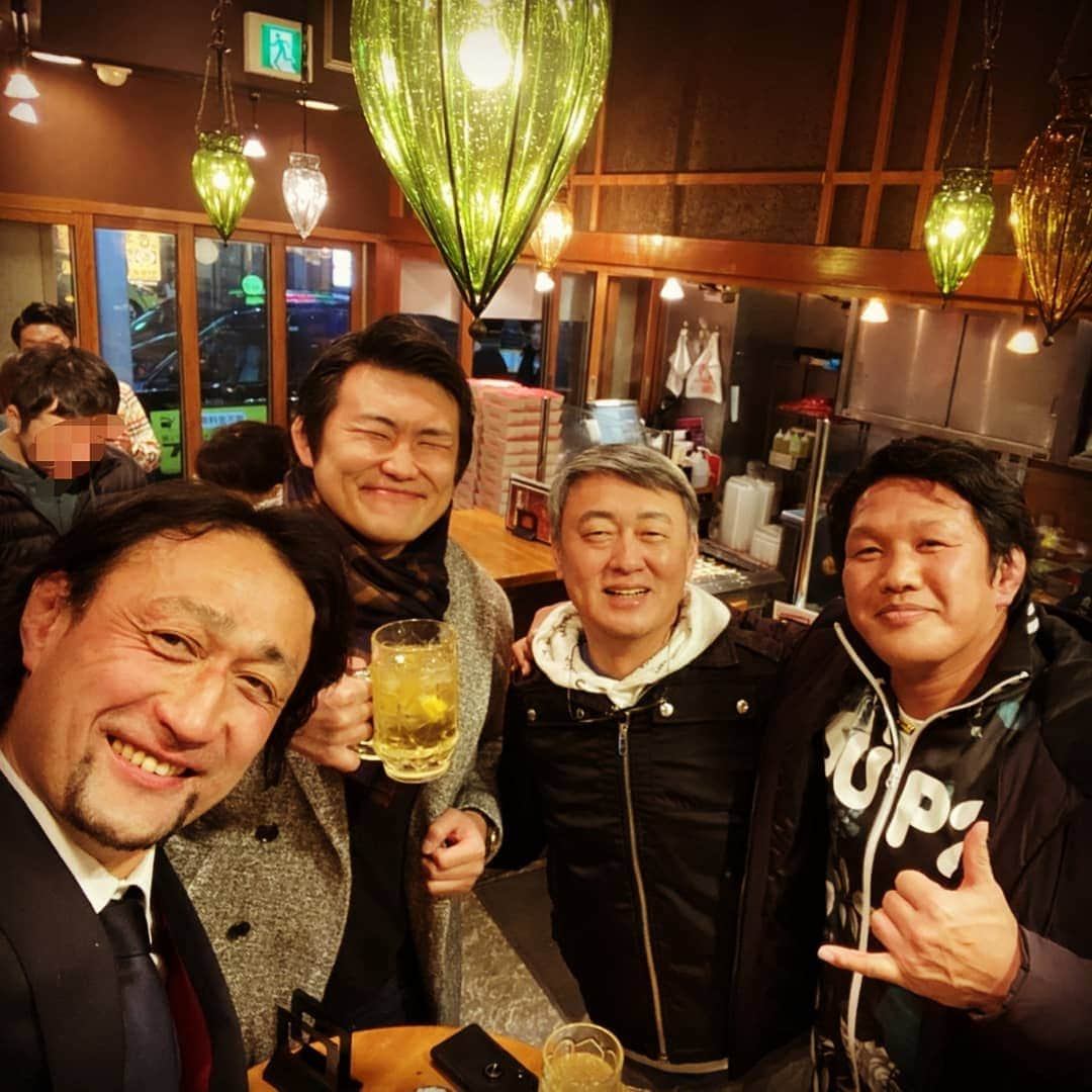 真壁伸弥さんのインスタグラム写真 - (真壁伸弥Instagram)「皆大好き銀だこ六本木 で、ばったり。酒の神達。 #バッカス #銀だこ #メガハイ #100メートル先からでもわかる #久々 #うれし #B3 #ラグビー #rugby #rwc2011 #rwc2015」2月6日 20時33分 - makaberian5