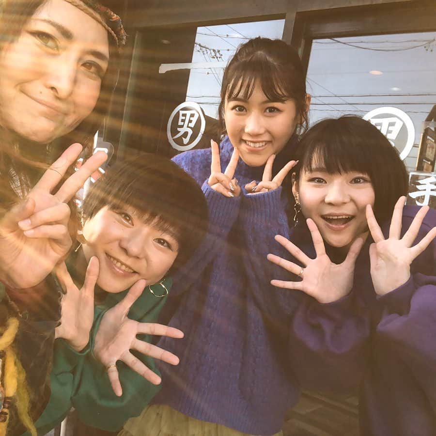 のインスタグラム：「こんばんは！北海道の大食いタレントアンジェラです！＼(　´ω`　)／ 明日2月7日夜6時55分OAの『完食者ゼロの店！デカ盛り道場破り』〜誰も完食したことのないデカ盛り店に挑む！  https://www.tv-tokyo.co.jp/dekamori_dojoyaburi/  去年の12月放送の時、解説側でチラッと出てましたが、今回私の挑戦したデカ盛りの部分が放送されますよー！ 小野かこちゃん あこちゃんの双子姉妹が、台湾の人気夜市で爆食や、台湾の美人大食いYouTuberも登場と盛り沢山な内容です！ 『完食者ゼロの店！デカ盛り道場破り』〜誰も完食したことのないデカ盛り店に挑む！は２月7日夜6:55 テレビ東京系列でOAです！  是非番組をチェックしてくださいねー！( ´ ▽ ` )/」