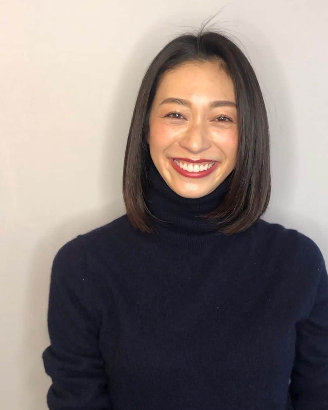 青木大輔のインスタグラム：「@kumazawa_eriko のヘアーが！ 良い感じです🎶 カットだけで束感とシルエット 良い感じにしてます😤 ここからもっと良くなりますよー！ #hair #haircut #hairstyle #bob #shine #shiny #girl #woman #beauty #beautiful #smile #tiechel」