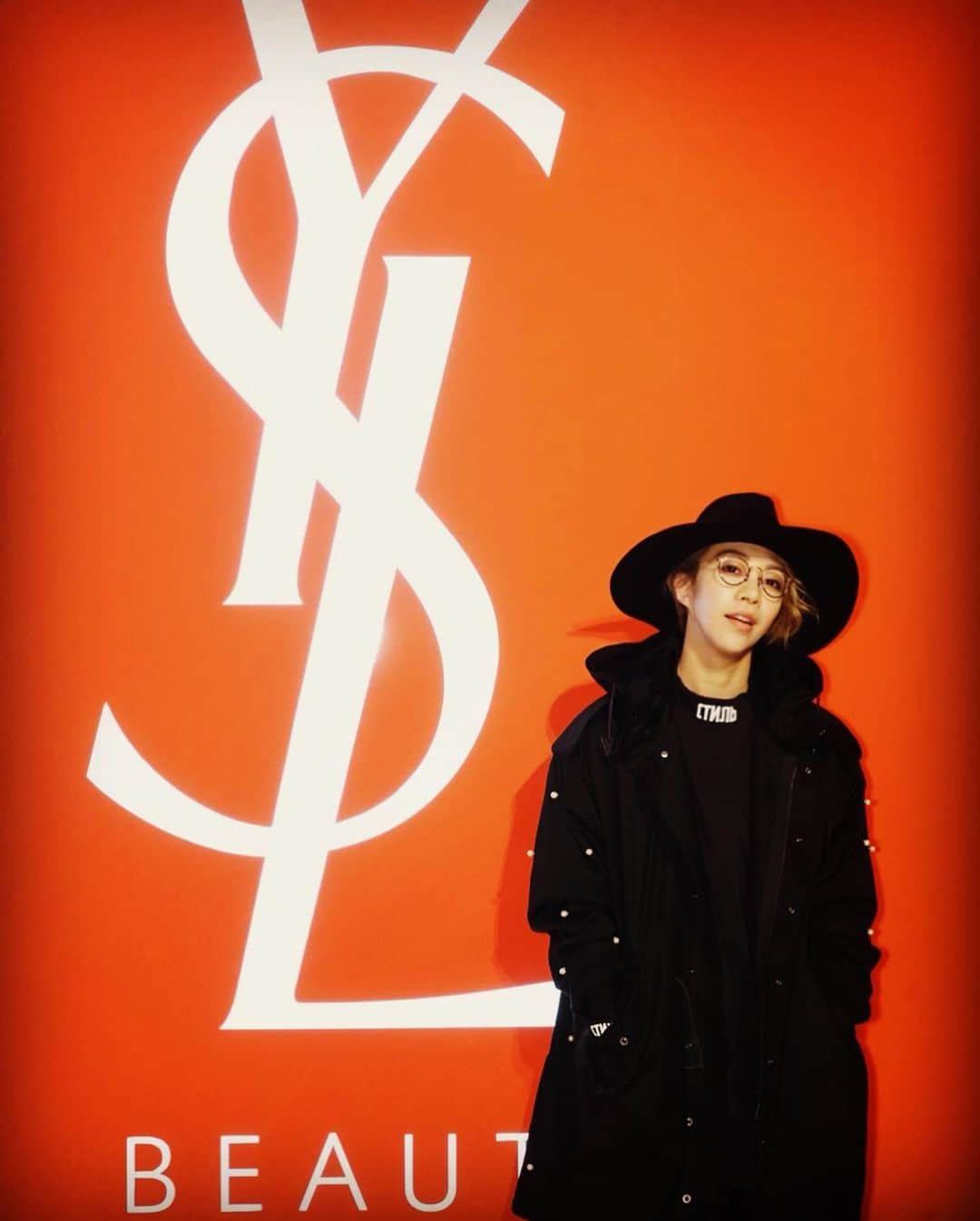 美弥るりかさんのインスタグラム写真 - (美弥るりかInstagram)「. .  YSL beauty【ROUGE VOLUPTE ROCK'N SHINE】﻿ 発売記念イベントにお邪魔しました☺️﻿ ﻿ 付けてみるとグリッター感が素敵で、STAR柄も可愛いかったです💫﻿ ﻿ 私はナチュラルな色、No.１ ヌードソロという色をベースに塗り、限定色のNo.１３ シルバーミックスを上に少し重ねました✨💄﻿ ﻿  VOGUE FNOの時に見つけたお気に入りのアウター#tuesmontresor を着ていきました☺️ ﻿ ﻿ @yslbeauty  #yslbeauty﻿ #ルージュヴォリュプテロックシャイン﻿ #rougevolupterocknshine﻿ #美弥るりか﻿ #rurikamiya﻿」2月6日 20時41分 - rurika_miya_official