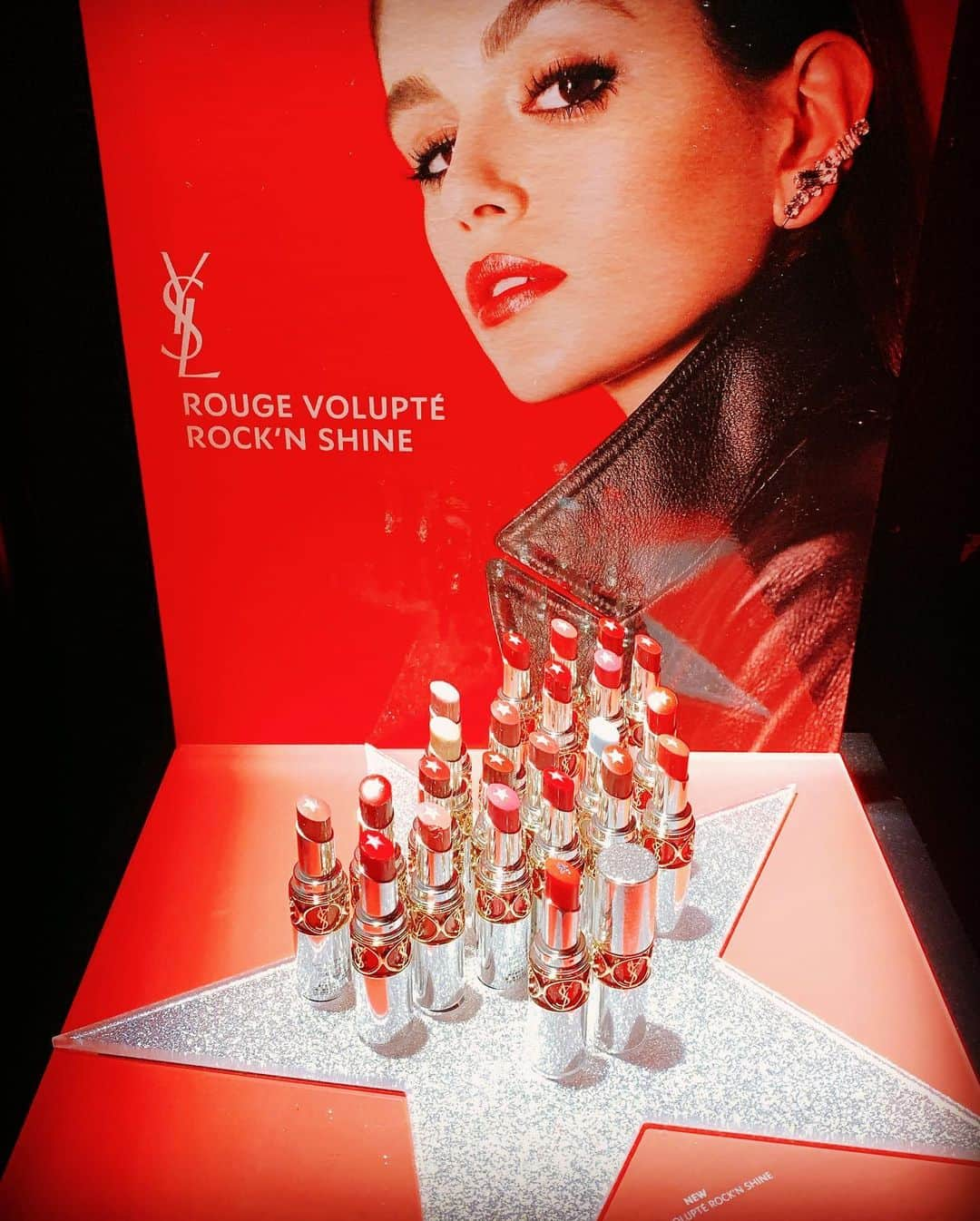 美弥るりかさんのインスタグラム写真 - (美弥るりかInstagram)「. .  YSL beauty【ROUGE VOLUPTE ROCK'N SHINE】﻿ 発売記念イベントにお邪魔しました☺️﻿ ﻿ 付けてみるとグリッター感が素敵で、STAR柄も可愛いかったです💫﻿ ﻿ 私はナチュラルな色、No.１ ヌードソロという色をベースに塗り、限定色のNo.１３ シルバーミックスを上に少し重ねました✨💄﻿ ﻿  VOGUE FNOの時に見つけたお気に入りのアウター#tuesmontresor を着ていきました☺️ ﻿ ﻿ @yslbeauty  #yslbeauty﻿ #ルージュヴォリュプテロックシャイン﻿ #rougevolupterocknshine﻿ #美弥るりか﻿ #rurikamiya﻿」2月6日 20時41分 - rurika_miya_official