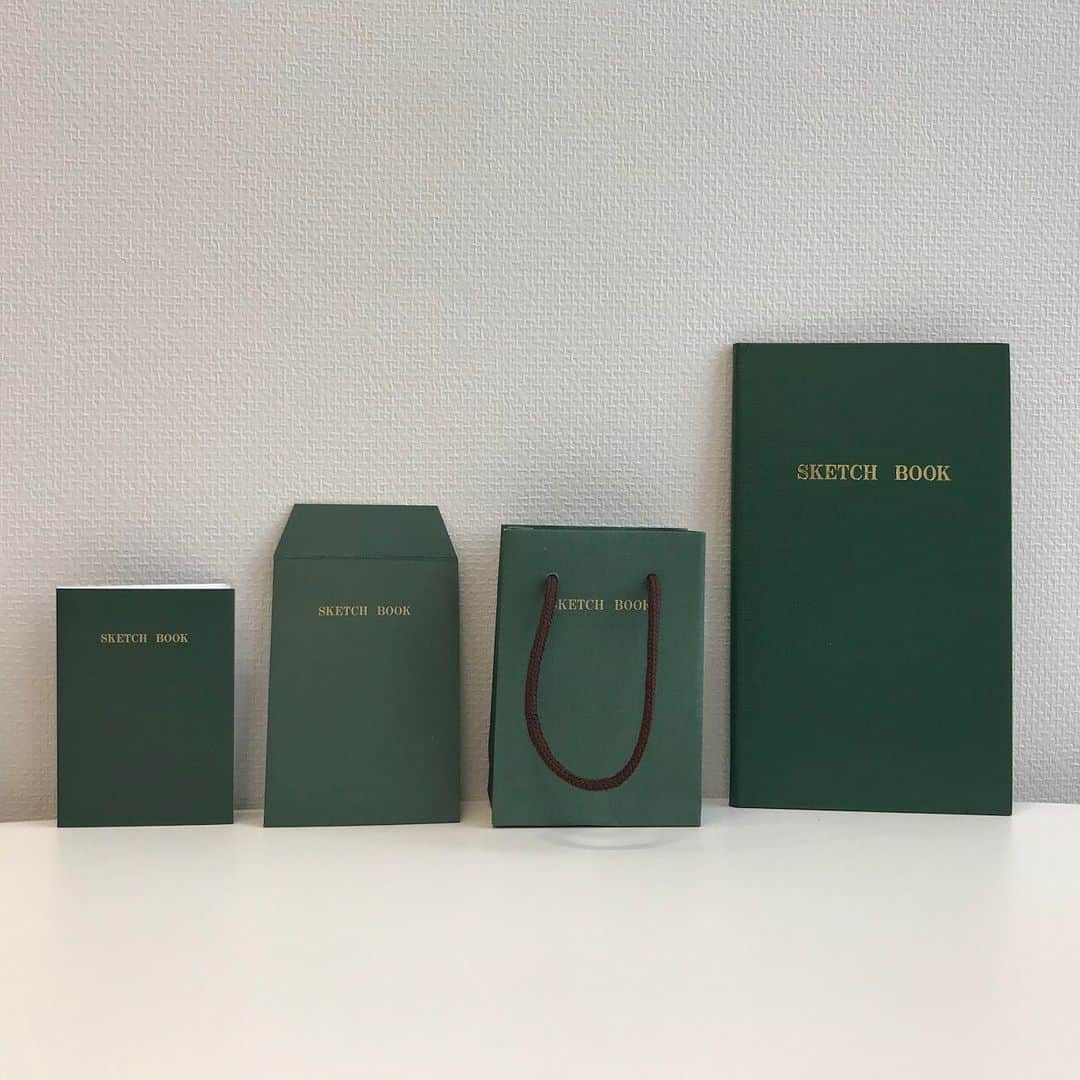 コクヨのぶんぐさんのインスタグラム写真 - (コクヨのぶんぐInstagram)「本日は２月１２日発売予定の、レトロブングシリーズのご紹介です。﻿ ﻿ #レトロブング ﻿  初代キャンパス柄、野帳柄、スクラップブック柄 の小さなポチ袋、紙袋、付箋に﻿ ミニサイズのファイルボックス とミニサイズのポーチ！﻿ ﻿ コクヨのおなじみ文具たちがミニサイズになって登場です﻿ ﻿ 思わず集めたくなっちゃう乙女心くすぐる？(笑)シリーズ﻿ ちいさいものって無条件にかわいく思えてしまいますね！﻿ ﻿ ﻿ 文具好き魂やコレクター魂に火がついた方もいらっしゃるかと思いますが、﻿ 勢いでゲットしてそのへんに転がっちゃうのも寂しい…﻿ （観賞用とわりきるヲタクさんは、それはもうすてき！笑）﻿ ﻿ ゲットした人は実際にどうやって使っているの？﻿ 一足先に使ってるよコメントを見てみました！﻿(pic4.5) ﻿ 🙋‍♀️ミニポーチにイヤホン、リップなど持ち歩きたいけどバラバラしたものを入れる﻿ 🙋‍♂️ミニポーチにマステ、クリップ、付箋など小さな文具を入れる﻿ 🙋🏾‍♀️ファイルボックスに名刺をいれる﻿ ﻿ なるほど～﻿ 色々な使い方ができるんですね！﻿ ﻿ 付箋やポチ袋も素敵。﻿ でも個人的には紙袋が紐もちゃんとついててかわいい～って思った、﻿ これに入れてお菓子とかあげたい！﻿ ﻿ このサイズ感の可愛さ伝えるの苦労した笑、伝わったかな～？﻿ ﻿ ---﻿ ﻿ ミニファイルボックス＜レトロブング＞﻿ 価格：400円﻿ 外寸法(mm)：W98 D30 H72﻿ カラバリ：ピンク、ブルー、イエロー﻿ ﻿ ポチ袋＜レトロブング＞﻿ 価格：250円﻿ 外寸法(mm)：W65 H91﻿ 枚数：3枚入り﻿ 柄：初代キャンパス柄、野帳柄、スクラップブック柄﻿ ﻿ ミニ紙袋＜レトロブング＞﻿ 価格：480円﻿ 外寸法(mm)：W70・D35・H98﻿ 紐太さ：2mm﻿ 紐色：ディープブラウン﻿ 柄：初代キャンパス柄、野帳柄、スクラップブック柄﻿ ﻿ ふせん＜レトロブング＞﻿ 価格：400円﻿ 外寸法(mm)：W56 H78﻿ ふせん紙枚数：40枚﻿ ふせん紙質：上質紙﻿ 表紙材質：コートカード紙﻿ 柄：初代キャンパス柄、野帳柄、スクラップブック柄﻿ ﻿ ミニポーチ＜レトロブング＞﻿ 価格：680円﻿ 外寸法(mm)：W110 D30 H83﻿ カード寸法：35×65mm﻿ カラバリ：レッド、ブルー、セピア﻿ ﻿ ---﻿ ﻿ #文具 #文房具 #文具好き #文房具好き #文房具沼 #文房具マニア #文具女子 #文房具女子 #文房具好きな人と繋がりたい #ステーショナリー #stationeryaddict #stationerylove #japanesestationery #レトロ #昭和レトロ #レトロポップ #レトロ雑貨 #レトロかわいい #レトロ可愛い #レトロ風 #レトロ感 #文具 #文具女子 #文具好き #文具好きと繋がりたい #文具マニア #文房具 #可愛い #プチギフト #レトロ文具」2月6日 20時42分 - kokuyo_st