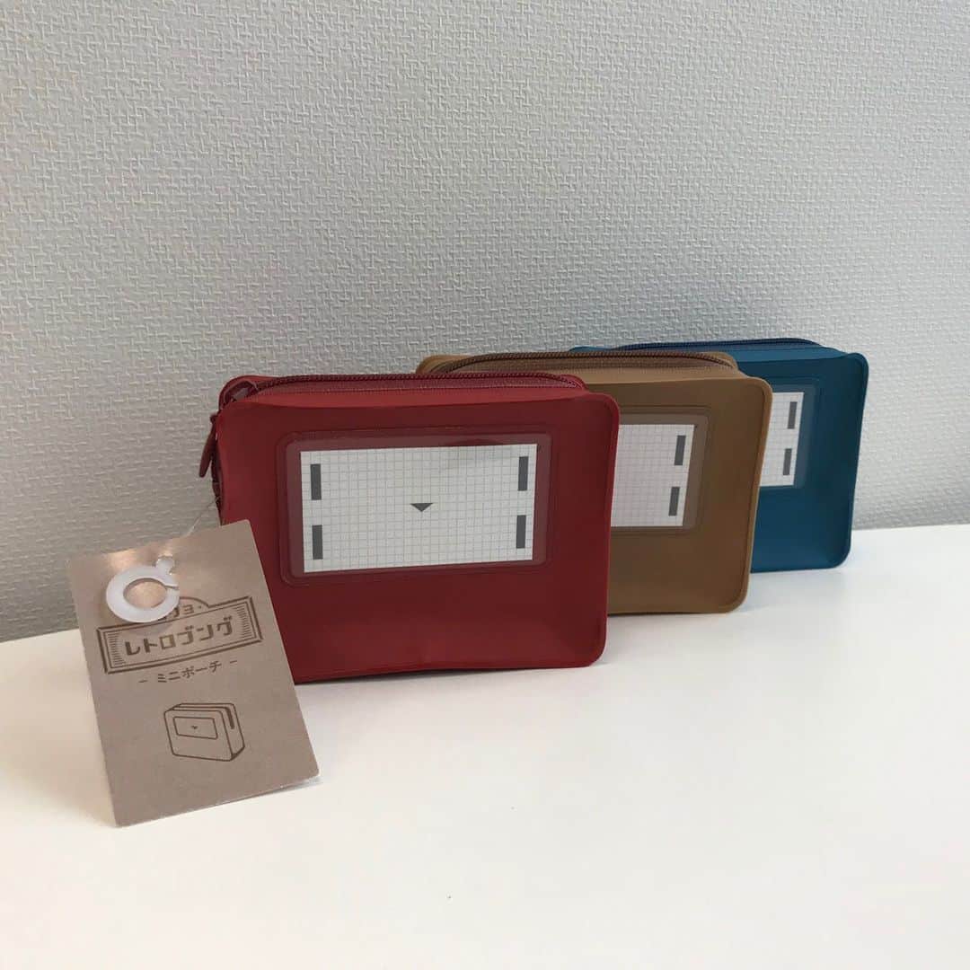 コクヨのぶんぐさんのインスタグラム写真 - (コクヨのぶんぐInstagram)「本日は２月１２日発売予定の、レトロブングシリーズのご紹介です。﻿ ﻿ #レトロブング ﻿  初代キャンパス柄、野帳柄、スクラップブック柄 の小さなポチ袋、紙袋、付箋に﻿ ミニサイズのファイルボックス とミニサイズのポーチ！﻿ ﻿ コクヨのおなじみ文具たちがミニサイズになって登場です﻿ ﻿ 思わず集めたくなっちゃう乙女心くすぐる？(笑)シリーズ﻿ ちいさいものって無条件にかわいく思えてしまいますね！﻿ ﻿ ﻿ 文具好き魂やコレクター魂に火がついた方もいらっしゃるかと思いますが、﻿ 勢いでゲットしてそのへんに転がっちゃうのも寂しい…﻿ （観賞用とわりきるヲタクさんは、それはもうすてき！笑）﻿ ﻿ ゲットした人は実際にどうやって使っているの？﻿ 一足先に使ってるよコメントを見てみました！﻿(pic4.5) ﻿ 🙋‍♀️ミニポーチにイヤホン、リップなど持ち歩きたいけどバラバラしたものを入れる﻿ 🙋‍♂️ミニポーチにマステ、クリップ、付箋など小さな文具を入れる﻿ 🙋🏾‍♀️ファイルボックスに名刺をいれる﻿ ﻿ なるほど～﻿ 色々な使い方ができるんですね！﻿ ﻿ 付箋やポチ袋も素敵。﻿ でも個人的には紙袋が紐もちゃんとついててかわいい～って思った、﻿ これに入れてお菓子とかあげたい！﻿ ﻿ このサイズ感の可愛さ伝えるの苦労した笑、伝わったかな～？﻿ ﻿ ---﻿ ﻿ ミニファイルボックス＜レトロブング＞﻿ 価格：400円﻿ 外寸法(mm)：W98 D30 H72﻿ カラバリ：ピンク、ブルー、イエロー﻿ ﻿ ポチ袋＜レトロブング＞﻿ 価格：250円﻿ 外寸法(mm)：W65 H91﻿ 枚数：3枚入り﻿ 柄：初代キャンパス柄、野帳柄、スクラップブック柄﻿ ﻿ ミニ紙袋＜レトロブング＞﻿ 価格：480円﻿ 外寸法(mm)：W70・D35・H98﻿ 紐太さ：2mm﻿ 紐色：ディープブラウン﻿ 柄：初代キャンパス柄、野帳柄、スクラップブック柄﻿ ﻿ ふせん＜レトロブング＞﻿ 価格：400円﻿ 外寸法(mm)：W56 H78﻿ ふせん紙枚数：40枚﻿ ふせん紙質：上質紙﻿ 表紙材質：コートカード紙﻿ 柄：初代キャンパス柄、野帳柄、スクラップブック柄﻿ ﻿ ミニポーチ＜レトロブング＞﻿ 価格：680円﻿ 外寸法(mm)：W110 D30 H83﻿ カード寸法：35×65mm﻿ カラバリ：レッド、ブルー、セピア﻿ ﻿ ---﻿ ﻿ #文具 #文房具 #文具好き #文房具好き #文房具沼 #文房具マニア #文具女子 #文房具女子 #文房具好きな人と繋がりたい #ステーショナリー #stationeryaddict #stationerylove #japanesestationery #レトロ #昭和レトロ #レトロポップ #レトロ雑貨 #レトロかわいい #レトロ可愛い #レトロ風 #レトロ感 #文具 #文具女子 #文具好き #文具好きと繋がりたい #文具マニア #文房具 #可愛い #プチギフト #レトロ文具」2月6日 20時42分 - kokuyo_st
