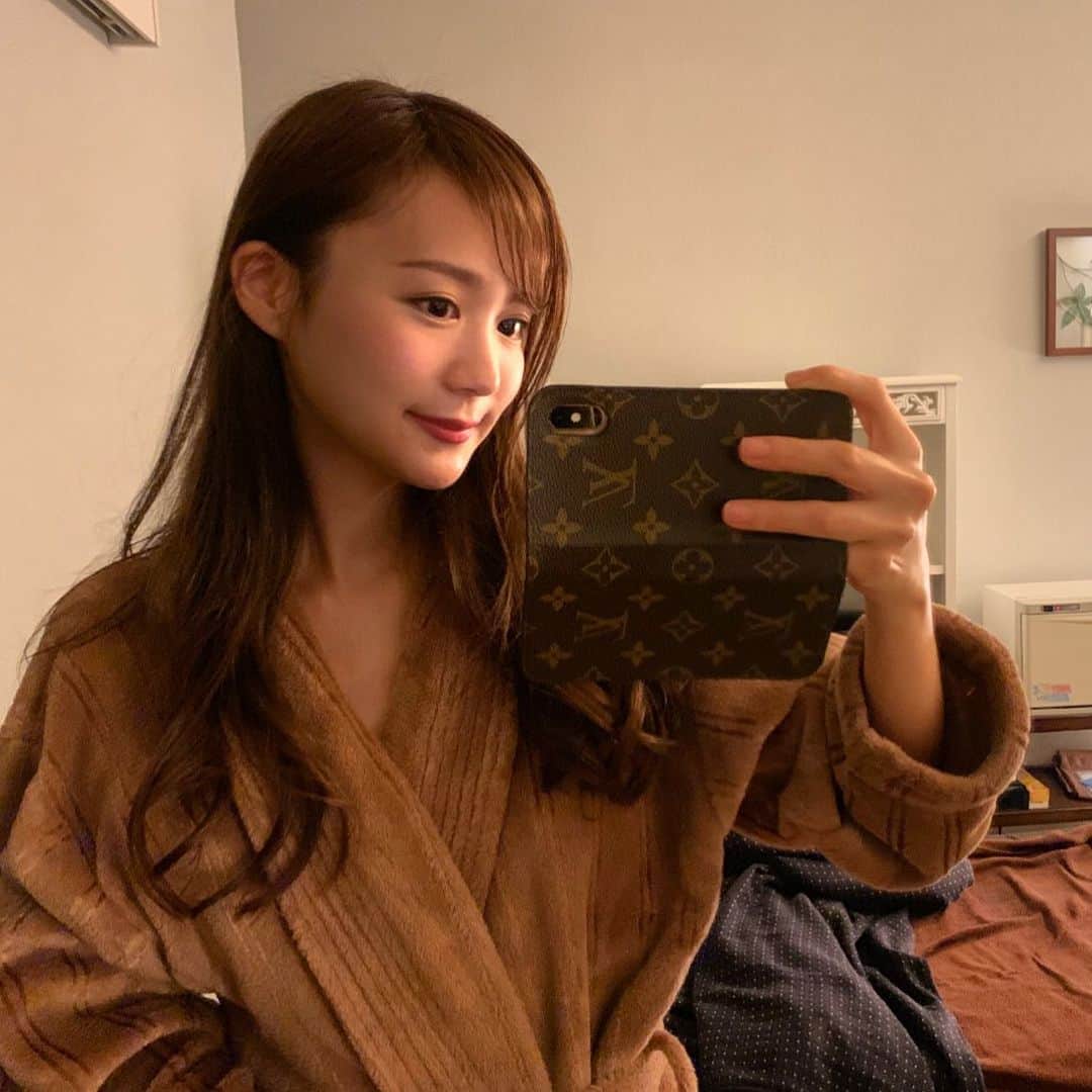 のインスタグラム：「🧖🏻‍♀️ ． 肩凝り首凝り浮腫みケア 通い始めの頃はデコルテから 脇リンパをマッサージされてる時 強張っちゃってたけど💆‍♀️ 最近は強張りもとれて リラックスして受けれるように✨ そしてほんとうに気持ちいい！ @bicuol_yuka さんのおかげ☺️♡ ． 写真は全身マッサージ行ったところ 肩首凝りやすいからマッサージ必須💆‍♀️✨ #趣味 #美容 #マッサージ #コルギ #小顔マッサージ #デコルテケア #肩凝り #首凝り #オイルマッサージ」