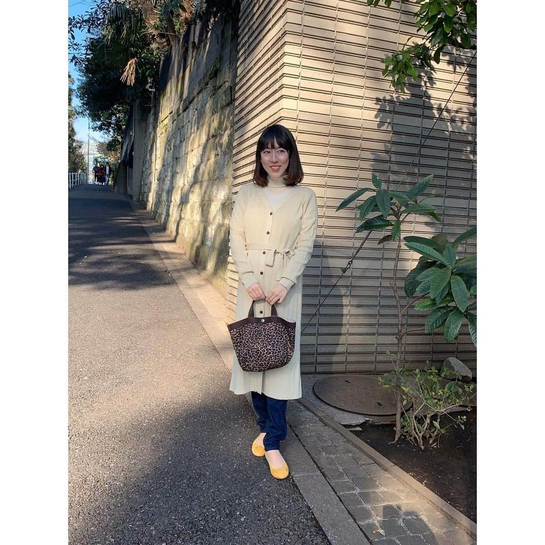 徳山沙季さんのインスタグラム写真 - (徳山沙季Instagram)「. ♡ @gu_for_all_ の #リブ2wayロングカーディガン をまたまた着回し💐 ピスタチオカラー大好き💕 . 全体的にシンプルなので、バッグは　　@herve_chapelier_japon のレオパードにしてみました♡ . . #ロングカーディガン　: #gu #タートルニット　#マタニティレギンスパンツ　: #uniqlo #バッグ　: #hervechapelier  #バレエシューズ　: #アウトレットシューズ . . #ootd #uniqloginza2020ss #gu_for_all #mineby3mootd #ponte_fashion #outletshoes  #outletshoes_life #stylehint #oggi #oggijp #プチプラコーデ #おしゃれさんと繋がりたい #エクストラファインメリノリブタートルネックセーター」2月6日 20時46分 - saki.whitesnow