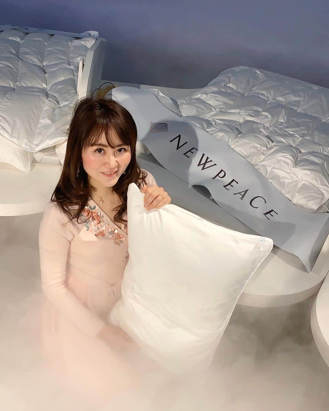 Miku Hirata 平田未来さんのインスタグラム写真 - (Miku Hirata 平田未来Instagram)「2月3日に発売された「NEWPEACE AI Motion Mattress(ニューピース エーアイモーションマットレス)」を体験してきました💓  子供がまだ小さいこともあり、 睡眠は途切れ途切れであったり どうしても睡眠不足になる私です😅  日本は世界の中でも睡眠時間はワースト1で、 平均でも7時間くらいだそう😴💤 * 睡眠がちゃんととれないと、 満腹中枢がいくら食べても機能せず 結果食べ過ぎてしまうそう😅  すごく思い当たるので、どきっとしてしまいました‼️ *  新商品 NEWPEACE AI Motion Mattress(ニューピース エーアイモーションマットレス) は、まるで天国にいるかのような寝心地で🛌 マットレスが身体に沿って気持ちの良い動きをしてくれます😊  ベッドがもこもこと動く姿は、雲のようで 短時間でも睡眠を誘導してくれました✨  特に足が冷えやすく、むくみやすいので 暖かいマットレスは体が温まり 冷え対策にも最適だと感じました💓 * 『NEWPEACE』(ニューピース) AI・テクノロジーによる動きと温度コントロールで理想の睡眠を提供してくれます✨  一人ひとりの悩みに沿った、動きをしてくれるのがすごいところです😊 * * NEWPEACEでの睡眠体験をSNS投稿すると素敵なお宿の宿泊体験ができるキャンペーンが実施中だそう！ 詳しくは「 NEWPEACE 動きで眠る キャンペーン 」で検索してみてくださいね！  #NEWPEACE #銀座で雲海 #動きで眠る #bcginza #AIモーションマットレス #睡眠 #理想の睡眠 #美健康睡眠  #PR  #ニューピース  @bcginza」2月6日 20時51分 - miku.hirata