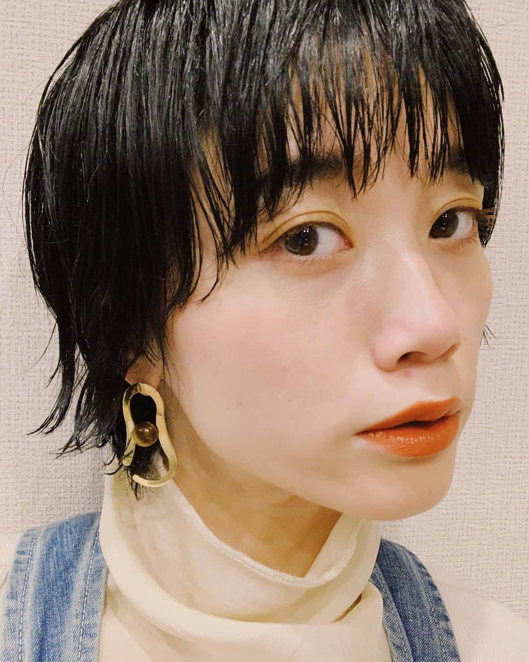 宮城舞さんのインスタグラム写真 - (宮城舞Instagram)「久々の自撮りしてみました🧚🏻 美容院行ってちゃんとお化粧したからね💋 マスク常備で肌荒れしてるのは 気にせんといてや🤘🏻 今回カットは 襟足耳後ろの長さはキープしつつ トップと前髪サイドを軽くしてみました🧚🏻 微妙にパーマもまだ残っていて このウルフカットだったら 女性らしさも保てるし また楽しめそう☺️ そして、3枚目4枚目は 耳にかけてみたけどそのスタイリングも好きかもー☺️ この @mone_official_account  のピアス今日下ろしたけど かなり可愛いわ♥️ カジュアルな格好に合わせると 洒落になる。 さすが @osayo_osayo 💋  #ショートヘア #ショート女子 #ウルフパーマ #宮城ヘア」2月6日 20時57分 - mai_miyagi