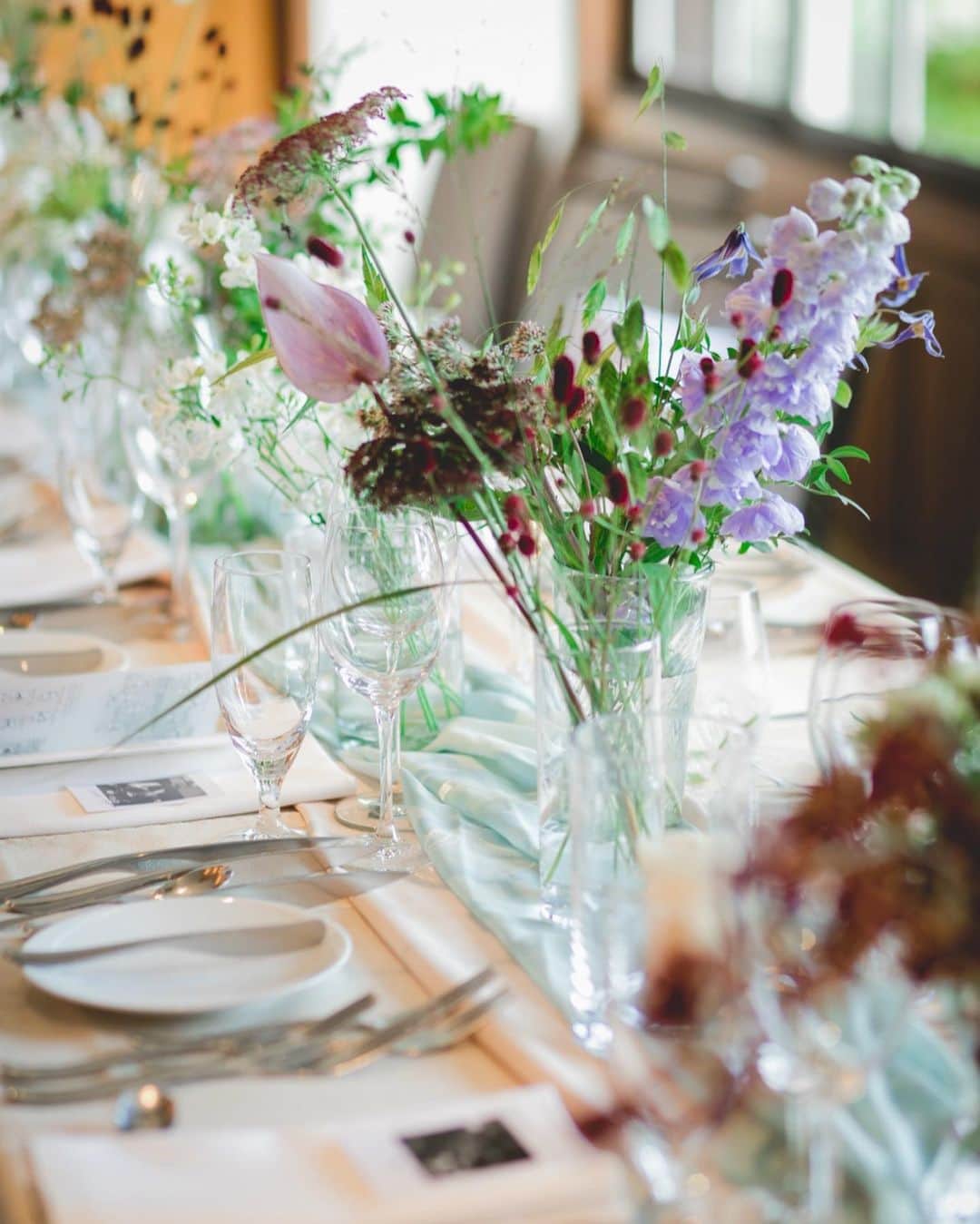ARCH DAYS Weddingsさんのインスタグラム写真 - (ARCH DAYS WeddingsInstagram)「ゲストテーブルのコーディネートは装花やペーパーアイテムだけでなく「テーブルランナー」にもこだわってみて♩おしゃれな実例をご紹介🕊﻿ ﻿ ﻿ -----﻿ ﻿ ﻿ ▽このCOLUMNを見るにはストーリーズをチェック﻿ ﻿ ﻿ -----﻿ ﻿ ﻿ ▽ARCH DAYSトップページはこちらから☑﻿ @archdays_weddings﻿ プロフィールのリンクから👰🏻﻿ ﻿ ▽バースデー・ベビーシャワーなどの情報を見るなら💁🎉﻿ @archdays﻿ ﻿ ﻿ -----﻿ ﻿ ﻿ ARCH DAYSに会員機能ができました💁‍♀️﻿ ﻿ 気になる記事や写真をクリップして、もっと便利に！自分だけのページを作れます📎﻿ ﻿ また、会員登録をしてマイページからパートナーを招待すれば、2人でイメージを共有可能に♩﻿ ﻿ ﻿ -----﻿ #archdays #archdays_wedding #アーチデイズ #アーチデイズウェディング #archdays花嫁 #テーブルランナー #テーブルコーディネート #ゲストテーブル #ゲストテーブル装花 #ゲストテーブル装飾 #ゲストテーブルコーディネート #ゲスト卓 #結婚式テーブルコーディネート #結婚式テーブル装花 #ウェディングテーブル #ウェディングテーブル #テーブルクロス #ウェディングコーディネート #ウエディングコーディネート #会場装飾 #プレ花嫁 #卒花嫁 #2020春婚 #2020夏婚 #2020秋婚 #2020冬婚﻿ -----﻿ https://archdays.com/column/2020/02/06/54103﻿ -----」2月6日 21時06分 - archdays_weddings