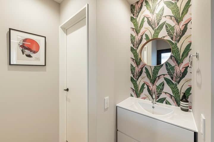 コラボハウス一級建築士事務所さんのインスタグラム写真 - (コラボハウス一級建築士事務所Instagram)「.⠀ 個性的なアクセントクロスは⠀ 収納の奥や書斎の壁、⠀ イレ前の造作洗面所などの⠀ ちょっとしたスペースで使うと映えます。⠀ .⠀ 水回りを白で統一したことで⠀ 一層アートな壁紙が引き立ちました。⠀ .⠀ 他にも沢山のお家を⠀ ホームページでご紹介しています。⠀ @collabo_house　からご覧ください。⠀ #造作洗面台 #アクセントクロス #海外インテリア #アートな暮らし #手洗い #タオル掛け #自分らしい暮らし #マイホーム #デザイナーズ住宅 #注文住宅新築 #設計士と直接話せる #設計士とつくる家 #コラボハウス #インテリア #愛媛 #香川 #新築 #注文住宅」2月6日 21時00分 - collabo_house