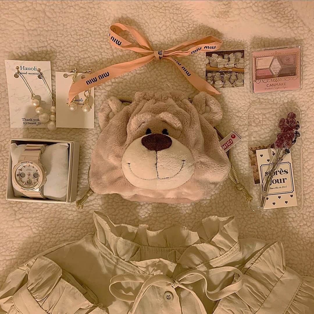 RiLiさんのインスタグラム写真 - (RiLiInstagram)「. niciからキュートな巾着ポーチが新登場🐻🐰💓 早くも大注目で売り切れ続出中ってウワサも👀💡 気になっているコはお早めに💓 . . 写真は @minamatsu_ さん💕 ． . ❣ ❣ ❣ ❣ ❣ アプリやSNSで掲載させていただくお写真募集中😘📸 かわいいコーデやアイテム、注目スポットなどが撮れたら、#rili_tokyo  を付けて投稿❗ . #rili #nici #ニキ #フェイスポーチ#ラブベア #巾着 #くま巾着 #動物ポーチ #くまポーチ #置き画倶楽部 #置き画  #おしゃれさんと繋がりたい #お洒落さんと繋がりたい」2月6日 21時00分 - rili.tokyo