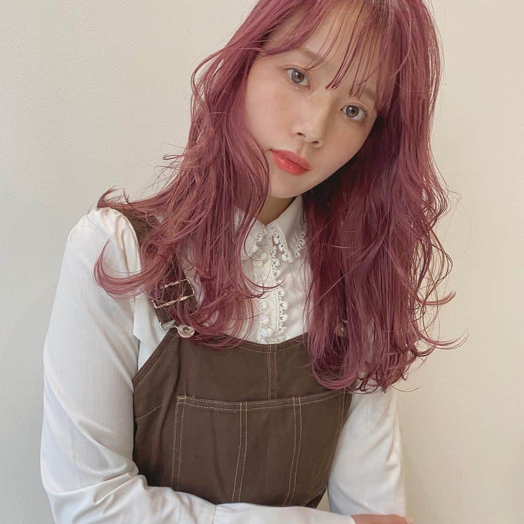 目見田早弥子のインスタグラム：「| 🍒🍇🌷 カラーしたよ⚐ 黄色味がでてきてたので赤紫っぽいピンク。」